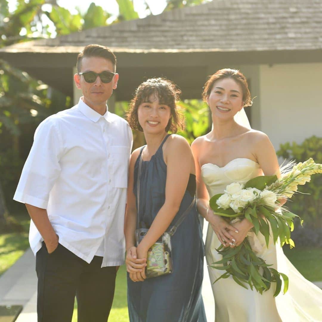 大日方久美子さんのインスタグラム写真 - (大日方久美子Instagram)「・ 結婚式を挙げて今日で1カ月。 ・ 思い返して思うのは、結婚式の全てを信じられるプロにお任せして良かった。ってこと😊 ・ リクエストしたのは皆んなが楽しめる自由な式にしたいということだけ。  その一言でプロ達が結婚式を創ってくれました。 ・ プロデュースは @yukowedding  会場設置とお花は @flowernoritake  ヘアメイクは @_yukariyamamoto_  オーダードレスは @__keisuzuki__  そして写真は全て @01homeless のセンスにお任せ😊 ・ お任せしたから全てがサプライズみたいで本当に本当に楽しくて嬉しかった😊 ・ ・ #みんなが自由で #みんなが楽しそうで #最高な時間だった #プロフェッショナルのお陰 #プロフェッショナルも一緒楽しんでくれてありがとう #kumibaliwedding」9月9日 23時00分 - kumi511976
