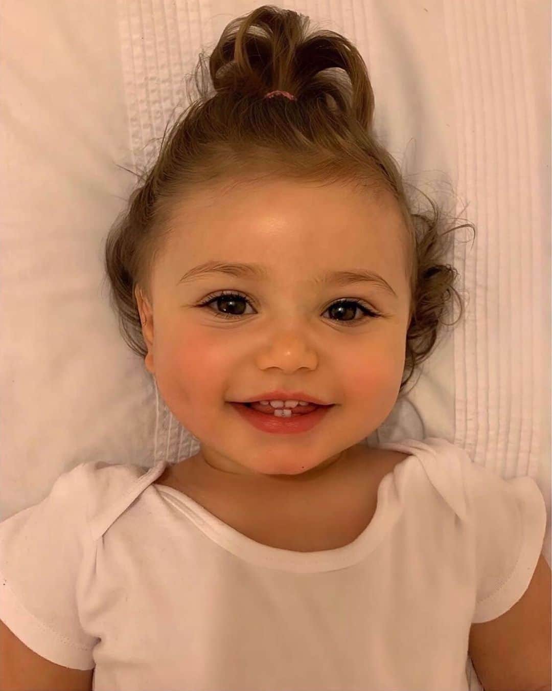BeStylishのインスタグラム：「Can you even have a cuter smile than this? 😍❤️☺️ . . . ✨ Want more awesome daily content on your timeline? ✨ 👇🏼 🏠 Follow @home for house, design & architecture posts 🏠 👗 Follow @bestylish for fashion, art, funny & cool posts 👗 🎨 Follow @colour for art, colourful and inspiration posts 🎨 . . 📷 Credit: @queen_esslas . . #babyfever #cute #cutebaby #baby #fever #babysmile #cutesmile #babylove #adorablebabies #cutebabyvideo #babytoys #smiles😊 #adorablesmile」
