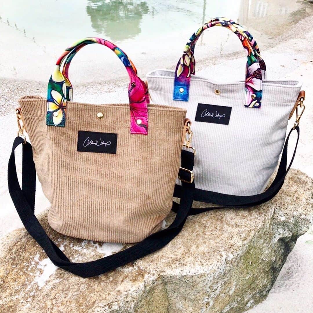 ラレイアのインスタグラム：「🌴 いよいよ明日入荷💟 Colleen Wilcoxの🆕2wayコーデュロイバッグ😍✨ ・ 持ち手がアートなだけでなく、中の内ポケットもアートになってます💞 ・ 今なら #楽天スーパーセール でお得にGETのチャンス！💫 ・ ぜひお見逃しなく😊🌈 @laleia_official  @colleenwilcoxgallery_jp  #colleenwilcox#art#hawaii#aloha#surf#beach#laleia#ハワイ#フォトジェニック#インスタ映え#インスタ女子#アロハ#ビーチ#海を感じる雑貨#ラレイア#アート#ビーチガール#サーフスタイル#大人カジュアル#秋#秋コーデ#秋バッグ#楽天#コリーンウィルコックス」
