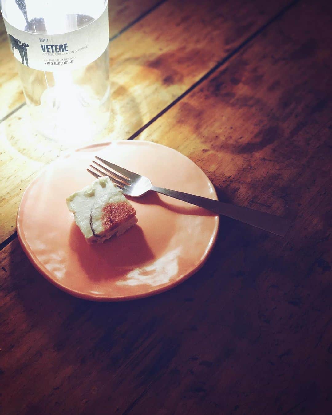 宮澤エマさんのインスタグラム写真 - (宮澤エマInstagram)「xxx.  満たされて、おやすみなさい。  #ローフード #ホワイトチョコレートケーキ #nobakecake #singlenightfever」9月9日 23時09分 - emmamiyazawa