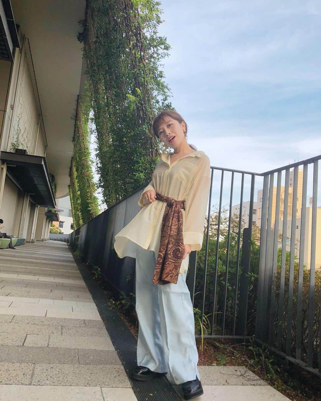 Fushimi natsukiさんのインスタグラム写真 - (Fushimi natsukiInstagram)「あんまりしないスタイリング ❣️ ．  このシャイニースラックスパンツめっちゃ履きやすい〜〜！ ふしみは明日リネンジャケット買う👩🏻‍🚒 ．  #kastane  #スラックス #透けシャツ #Tokyo #skytree #東京スカイツリー#東京ソラマチ」9月9日 23時19分 - fusshan