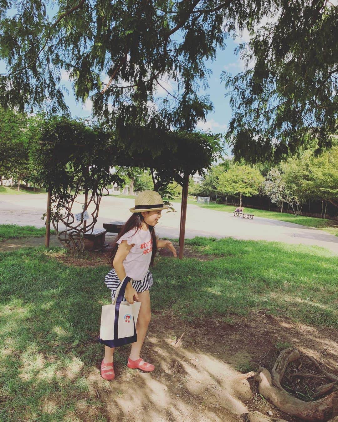 五月女ケイ子さんのインスタグラム写真 - (五月女ケイ子Instagram)「日曜日。 出来上がったばかりの健康トートを持って公園へ。 まだ持ってくれてるうちが幸せだな。 そのうち反抗期になると 使ってくれなくなるんだろうから 今のうちに味わっておこう。 「天気の子」みたいな雲だ！と 「キーン！」（byアラレちゃん）と走って行きました。 ピンクレディを周りの女子に広め 愛読書は「窓際のトットちゃん」 順調に昭和な子に出来上がっております。」9月9日 23時13分 - keikosootome