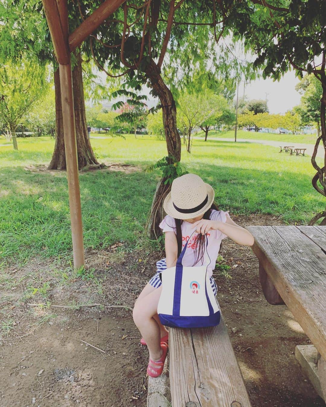 五月女ケイ子さんのインスタグラム写真 - (五月女ケイ子Instagram)「日曜日。 出来上がったばかりの健康トートを持って公園へ。 まだ持ってくれてるうちが幸せだな。 そのうち反抗期になると 使ってくれなくなるんだろうから 今のうちに味わっておこう。 「天気の子」みたいな雲だ！と 「キーン！」（byアラレちゃん）と走って行きました。 ピンクレディを周りの女子に広め 愛読書は「窓際のトットちゃん」 順調に昭和な子に出来上がっております。」9月9日 23時13分 - keikosootome