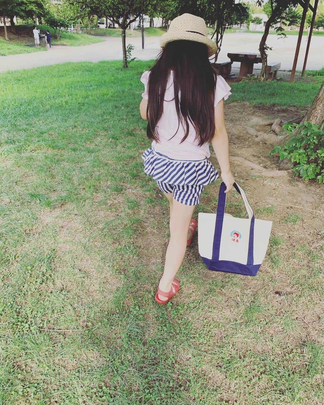 五月女ケイ子さんのインスタグラム写真 - (五月女ケイ子Instagram)「日曜日。 出来上がったばかりの健康トートを持って公園へ。 まだ持ってくれてるうちが幸せだな。 そのうち反抗期になると 使ってくれなくなるんだろうから 今のうちに味わっておこう。 「天気の子」みたいな雲だ！と 「キーン！」（byアラレちゃん）と走って行きました。 ピンクレディを周りの女子に広め 愛読書は「窓際のトットちゃん」 順調に昭和な子に出来上がっております。」9月9日 23時13分 - keikosootome