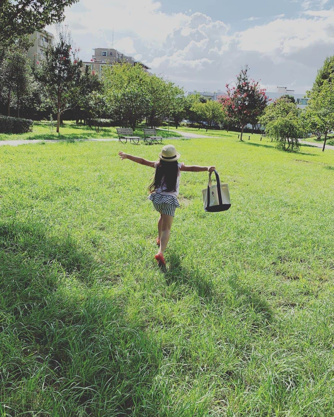 五月女ケイ子さんのインスタグラム写真 - (五月女ケイ子Instagram)「日曜日。 出来上がったばかりの健康トートを持って公園へ。 まだ持ってくれてるうちが幸せだな。 そのうち反抗期になると 使ってくれなくなるんだろうから 今のうちに味わっておこう。 「天気の子」みたいな雲だ！と 「キーン！」（byアラレちゃん）と走って行きました。 ピンクレディを周りの女子に広め 愛読書は「窓際のトットちゃん」 順調に昭和な子に出来上がっております。」9月9日 23時13分 - keikosootome