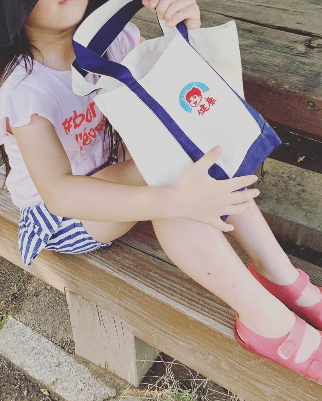 五月女ケイ子さんのインスタグラム写真 - (五月女ケイ子Instagram)「日曜日。 出来上がったばかりの健康トートを持って公園へ。 まだ持ってくれてるうちが幸せだな。 そのうち反抗期になると 使ってくれなくなるんだろうから 今のうちに味わっておこう。 「天気の子」みたいな雲だ！と 「キーン！」（byアラレちゃん）と走って行きました。 ピンクレディを周りの女子に広め 愛読書は「窓際のトットちゃん」 順調に昭和な子に出来上がっております。」9月9日 23時13分 - keikosootome