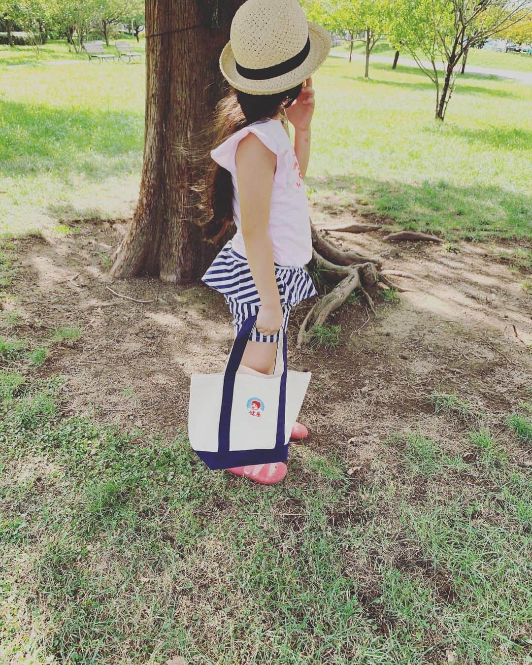 五月女ケイ子のインスタグラム：「日曜日。 出来上がったばかりの健康トートを持って公園へ。 まだ持ってくれてるうちが幸せだな。 そのうち反抗期になると 使ってくれなくなるんだろうから 今のうちに味わっておこう。 「天気の子」みたいな雲だ！と 「キーン！」（byアラレちゃん）と走って行きました。 ピンクレディを周りの女子に広め 愛読書は「窓際のトットちゃん」 順調に昭和な子に出来上がっております。」