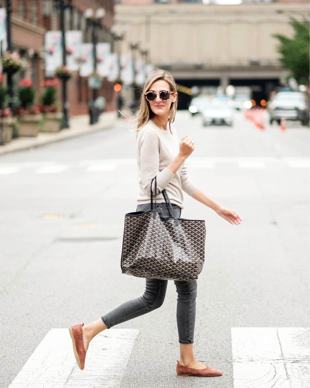 Anna Jane Wisniewskiのインスタグラム：「Blending in with the morning gloom, but in a chic manner, brought to you by @everlane. More of this and my favorite fall neutral  combos on the blog today! http://liketk.it/2EMGN #liketkit @liketoknow.it #LTKunder100 #neutrals #fallfashion #momstyle 📸 @ironandhoney #ad」