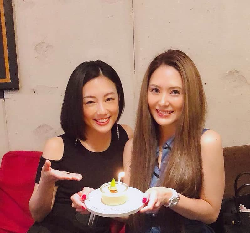 早瀬英里奈さんのインスタグラム写真 - (早瀬英里奈Instagram)「久っ々に“りさ”と再会👭 ・ りさとは２００３年のドラマ『高校教師』へ出演させて頂いた時に出会いました🏫🎬 ・ 私はこの作品がドラマのデビュー作で、当時高校生🎨 ・ 月曜日から金曜日まで学校に通い、金曜日の夜に東京へ向かい、土、日に撮影をして日曜日に福岡へ帰るというスケジュールでした🗓 ・ その時りさも高校生だったので、同じような生活を送っていたんだろうな✈️ ・ りさは北海道、私は福岡から、2人とも北と南から通ってるんだね！と、話したことを覚えています👭 ・ 右も左も分からない中、撮影現場に飛び込んで行くのは緊張と不安の連続でした。 なので、りさの存在は本当に心強かったな🌟 ・ 現在、地元北海道でアールズ・ビューティー株式会社の代表取締役として立派に頑張っている彼女💅 ・ 困難を乗り越えて来た人だからこそ、人の心に寄り添っていける人に成長出来るのだと改めて感じました🌸 ・ 会ったり連絡を取ったり頻繁にできていた訳では無いけれど、今でもこうして当時と変わらない素直で明るくあたたかい彼女と再会出来て、どんな状況になっても喜んでくれる“一人”の為に頑張ろうと鼓舞し合えたことが、本当に嬉しいです✨ ・ 楽しくて大切な時間をありがとう💐 ・ りさのインスタには違う写真が掲載されているので、こちらも是非ご覧下さい📸 @risarisam ・ ・ ・ #再会 #ドラマ #高校教師 #デビュー作 #高校生 #北海道 #福岡 #撮影現場 #一人の為に #頑張ろう #楽しい #大切な時間 #ありがとう #早瀬英里奈 #erinahayase」9月9日 23時16分 - erina.hayase