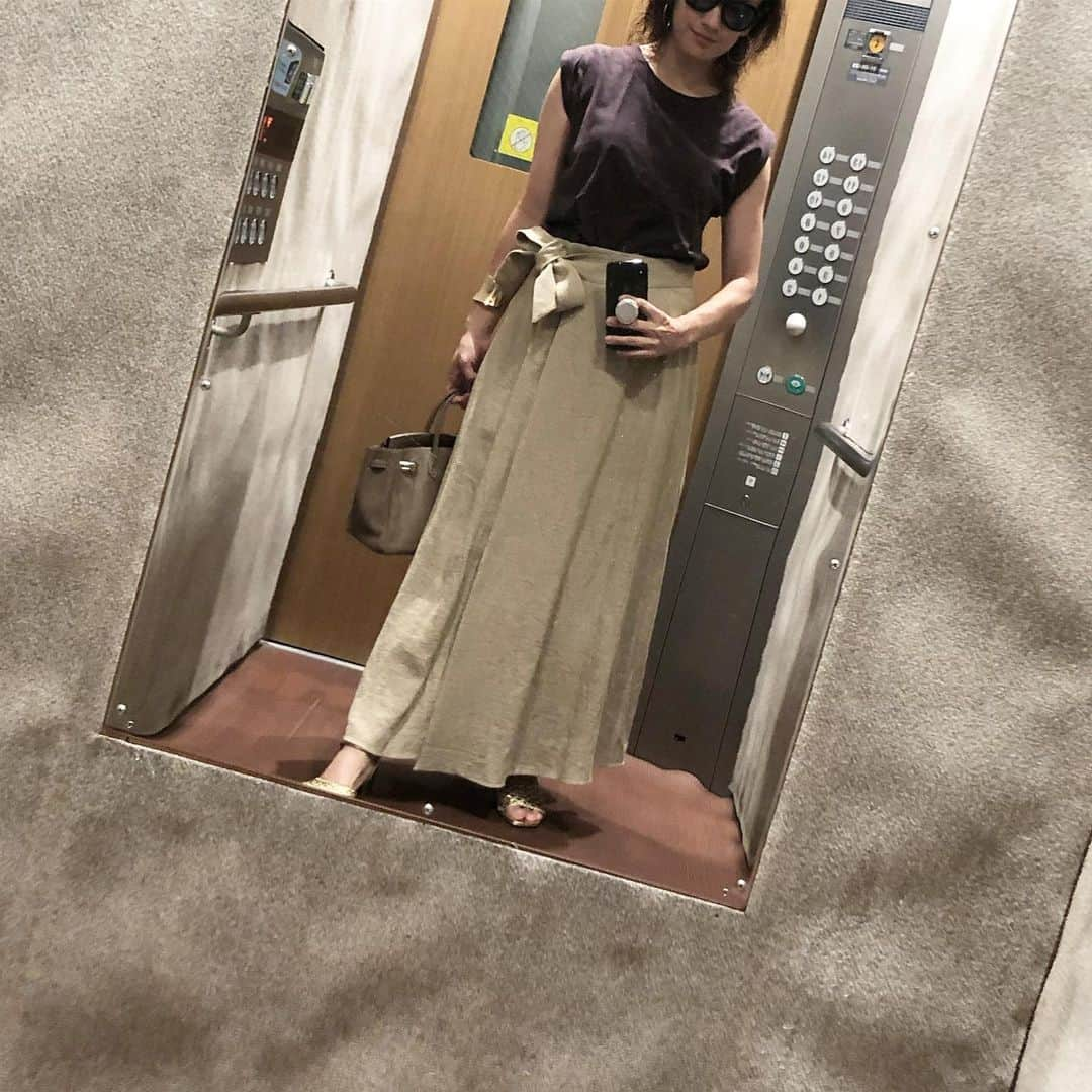 秋定麻紀子さんのインスタグラム写真 - (秋定麻紀子Instagram)「ここ最近の私服。 その日のスケジュールで全然格好が違う。 そしてその日のコンディションやテンションで服装が大きく左右される。 リラックスして仕事したい日はスポーツウエアか着心地のよい素材。 身の引き締まる日はそうゆう服装を。 あと誰に会うかが重要。 突然連絡もらってスケジュール的に行けても、その人と会う服装をしてなければお断りする。 せっかく呼んでもらって、恥のないようにするのが最低限の服装でのマナー。 「場違い」それは大人として女性としてビジネスとして最大限に気を使う事だと思っています。 それをちゃんと考えて服装を選んでいる人はまだまだ少ない。 品格や常識や知識。 それは身についてマイナスなる事は絶対にない。 服装だけじゃなく、それはメイクやエチケット、全てに繋がる事。 そう考えてみると意外に服選びやメイクも考える事に対して楽になるかもしれない。」9月9日 23時21分 - makiakisada