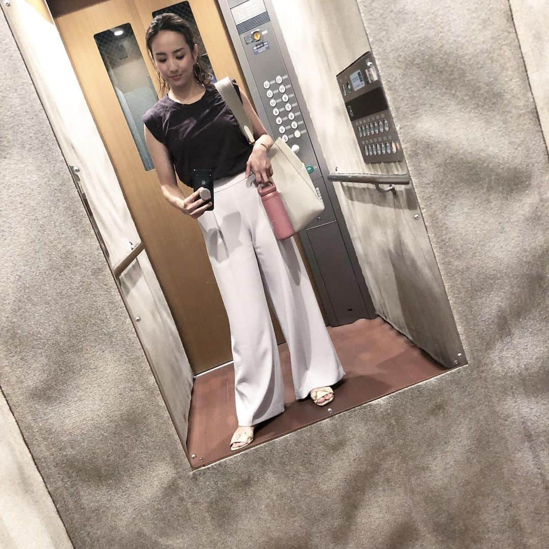 秋定麻紀子さんのインスタグラム写真 - (秋定麻紀子Instagram)「ここ最近の私服。 その日のスケジュールで全然格好が違う。 そしてその日のコンディションやテンションで服装が大きく左右される。 リラックスして仕事したい日はスポーツウエアか着心地のよい素材。 身の引き締まる日はそうゆう服装を。 あと誰に会うかが重要。 突然連絡もらってスケジュール的に行けても、その人と会う服装をしてなければお断りする。 せっかく呼んでもらって、恥のないようにするのが最低限の服装でのマナー。 「場違い」それは大人として女性としてビジネスとして最大限に気を使う事だと思っています。 それをちゃんと考えて服装を選んでいる人はまだまだ少ない。 品格や常識や知識。 それは身についてマイナスなる事は絶対にない。 服装だけじゃなく、それはメイクやエチケット、全てに繋がる事。 そう考えてみると意外に服選びやメイクも考える事に対して楽になるかもしれない。」9月9日 23時21分 - makiakisada