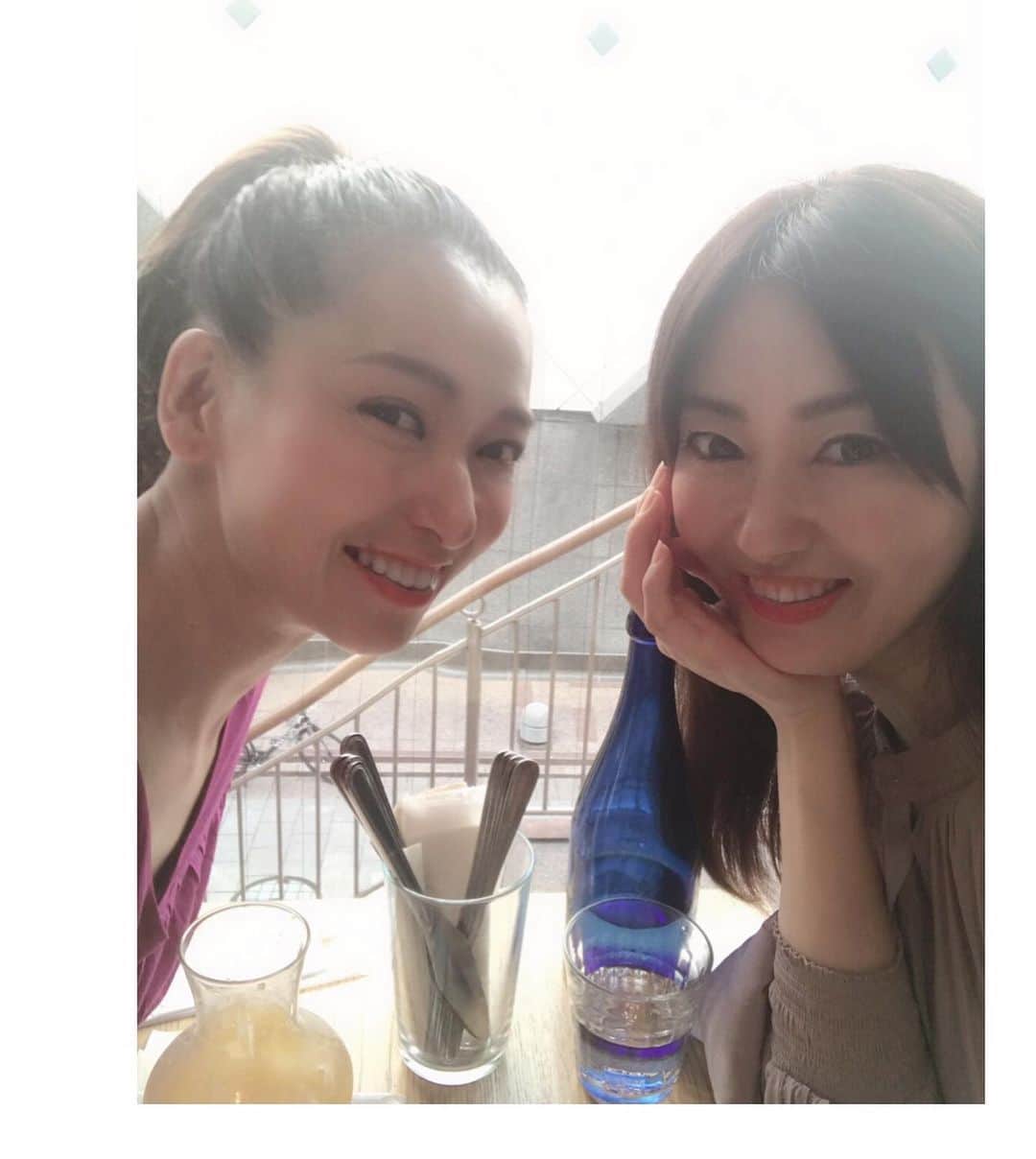 梅本理恵さんのインスタグラム写真 - (梅本理恵Instagram)「ばったり会う♡  最近やたらと縁深いひと☺︎☺︎♡ 私は、美容院の帰り。 あきちゃんは、ジムへ向かうところ。  えーー♡ お茶しよ。 ふたりともコスメ大好き。 テーマは、秋冬ファンデ♡ 飽くなき探究心。 美への追求はつづく…  また明後日ね〜☺︎笑 ・ ・ ・ ・ #ばったりあった #お茶します #キウイジュース大好き #ファンデ#どこのがいいかな #あくなき探求心 #美しいひと #美肌#美活#アラフォー#アラフィフ#美魔女#美魔女コンテスト#美魔女ファイナリスト #はんなり美魔女 #梅本理恵#褒め合うふたり 笑#team美魔女9期生 #集まりたいな ☺︎」9月9日 23時22分 - rie___12ki