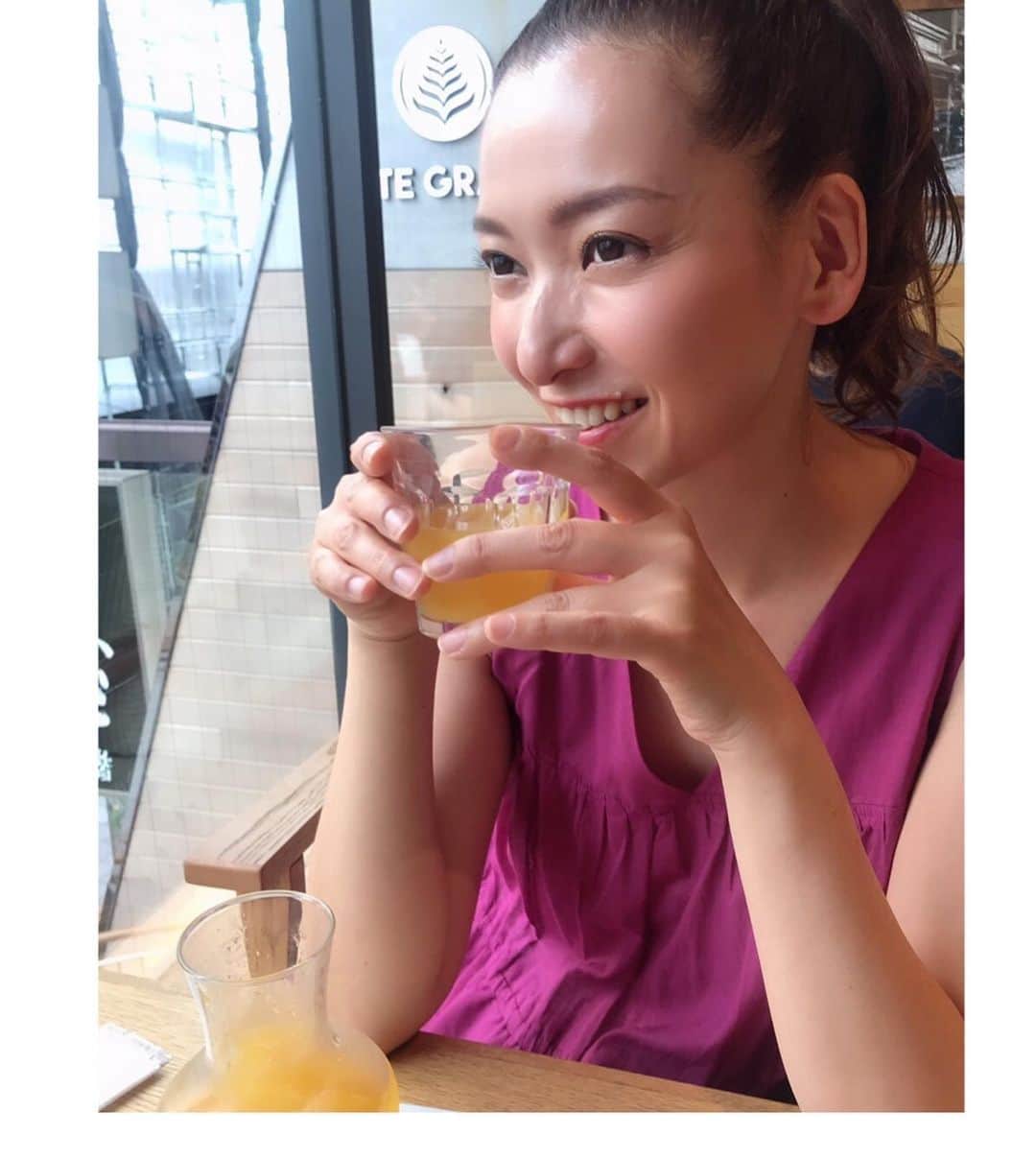 梅本理恵さんのインスタグラム写真 - (梅本理恵Instagram)「ばったり会う♡  最近やたらと縁深いひと☺︎☺︎♡ 私は、美容院の帰り。 あきちゃんは、ジムへ向かうところ。  えーー♡ お茶しよ。 ふたりともコスメ大好き。 テーマは、秋冬ファンデ♡ 飽くなき探究心。 美への追求はつづく…  また明後日ね〜☺︎笑 ・ ・ ・ ・ #ばったりあった #お茶します #キウイジュース大好き #ファンデ#どこのがいいかな #あくなき探求心 #美しいひと #美肌#美活#アラフォー#アラフィフ#美魔女#美魔女コンテスト#美魔女ファイナリスト #はんなり美魔女 #梅本理恵#褒め合うふたり 笑#team美魔女9期生 #集まりたいな ☺︎」9月9日 23時22分 - rie___12ki