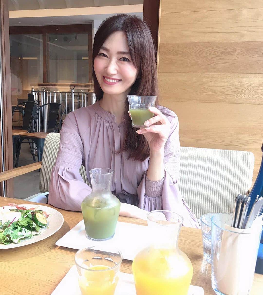 梅本理恵さんのインスタグラム写真 - (梅本理恵Instagram)「ばったり会う♡  最近やたらと縁深いひと☺︎☺︎♡ 私は、美容院の帰り。 あきちゃんは、ジムへ向かうところ。  えーー♡ お茶しよ。 ふたりともコスメ大好き。 テーマは、秋冬ファンデ♡ 飽くなき探究心。 美への追求はつづく…  また明後日ね〜☺︎笑 ・ ・ ・ ・ #ばったりあった #お茶します #キウイジュース大好き #ファンデ#どこのがいいかな #あくなき探求心 #美しいひと #美肌#美活#アラフォー#アラフィフ#美魔女#美魔女コンテスト#美魔女ファイナリスト #はんなり美魔女 #梅本理恵#褒め合うふたり 笑#team美魔女9期生 #集まりたいな ☺︎」9月9日 23時22分 - rie___12ki