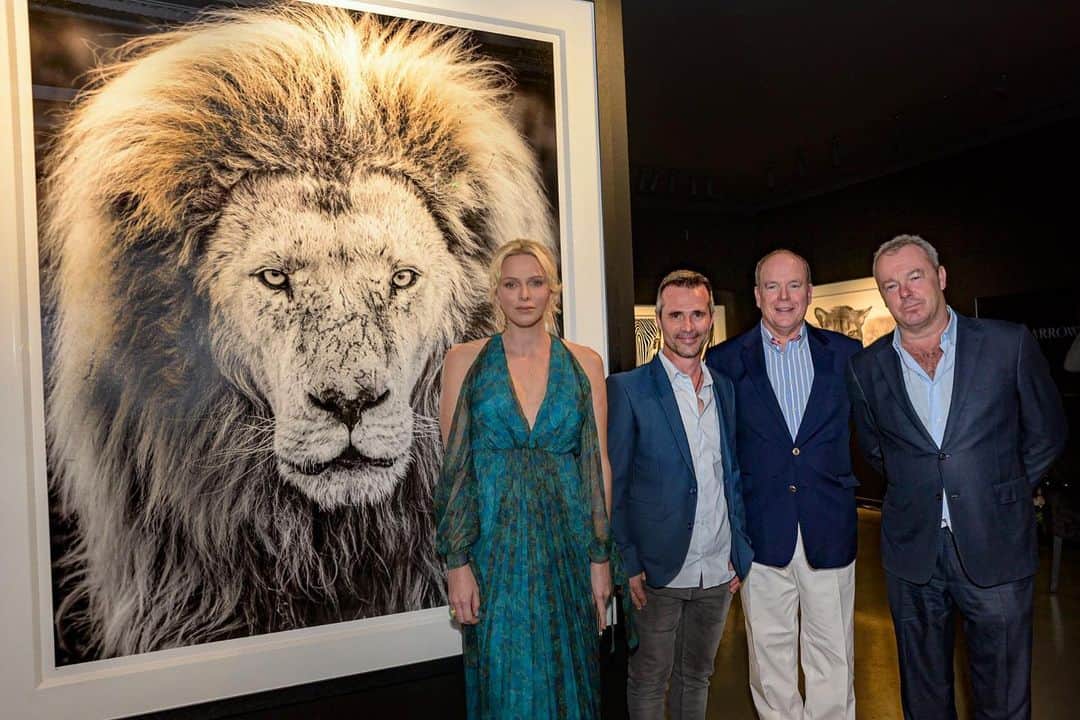 Kevin Richardson LionWhisperer さんのインスタグラム写真 - (Kevin Richardson LionWhisperer Instagram)「I’m always humbled and  honoured to be in the presence of H.S.H Prince Albert II and H.S.H Princess Charlene of Monaco.  To top it off I was asked to be in this photograph alongside them and my good friend David Yarrow, whilst an impressive portrait of Gandalf, taken by the man himself, looks on. Last week I was whisked away from the sanctuary, at short notice, to attend this exhibition opening and was so happy that both the patron (H.S.H Princess Charlene) and ambassador (David Yarrow) to my foundation got to meet up and hear me chat about the @kevinrichardsonfoundation & all things lion & the fight they face both in captivity & the wild. With these great people on board and behind the cause the @kevinrichardsonfoundation is bound to do good things for lions in the world. The exhibition ends the 2nd Nov.  #lionconservation #lion #africanlion #savehabitat #savelions #awarenessiskey #educationiskey #educationispower」9月9日 23時32分 - lionwhisperersa