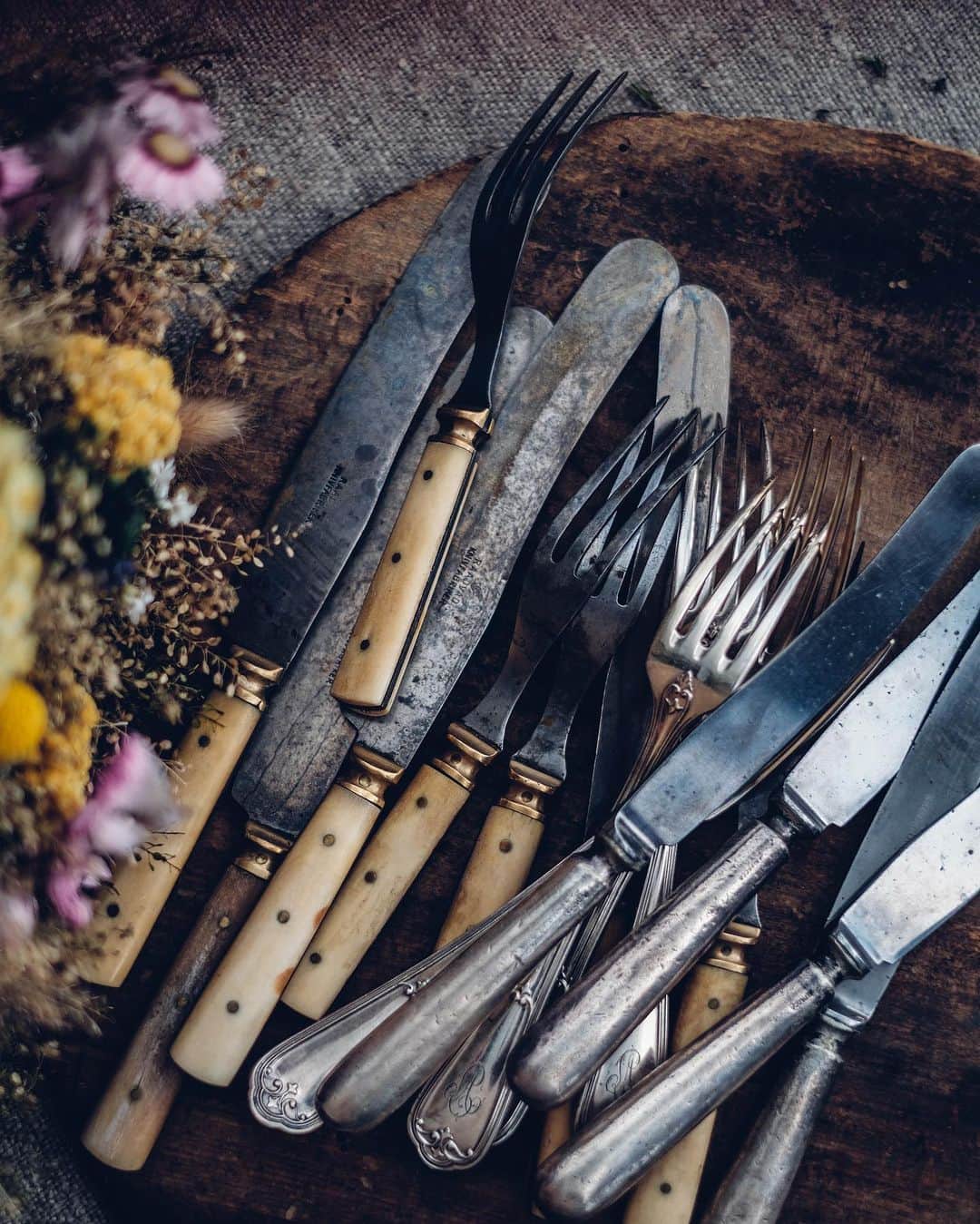 Our Food Storiesさんのインスタグラム写真 - (Our Food StoriesInstagram)「Some of our favorite vintage cutlery ✨ Happy Monday guys! #ourfoodstories ____ #props #vintagestyle #vintagecutlery #vintagehome #fellowmag #verilymoment #simplejoys #cutlery #foodphotographer #foodstylist #tabledecor #tablestyling #vintageinteriors #tablesettingideas #vogueliving」9月9日 23時33分 - _foodstories_