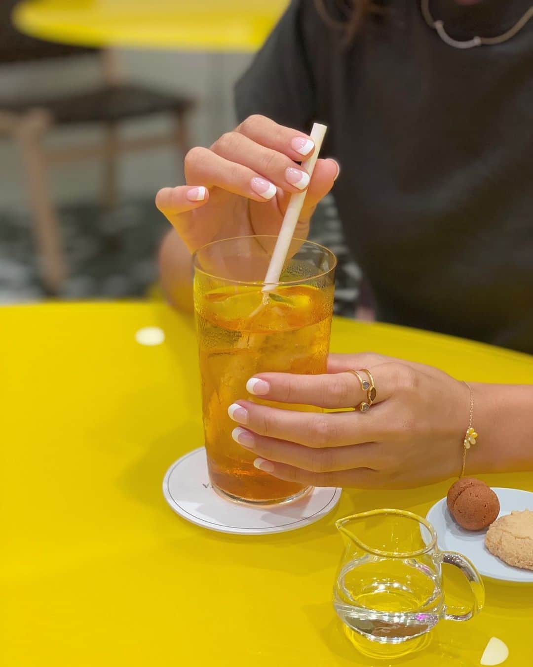 のインスタグラム：「とっても久しぶりにシンプルネイル💅🏻💛 ・ 今まで違いを知らなかったけど、外国人風フレンチに♡( ◜◡◝ ) ・ この間はーちゃんがしてて可愛くてお願いしました♡😘 @merci8merci  有難うございます♡♡♡ ・ ・ #mynail #frenchnail #フレンチネイル #メルシーポワン #merci」