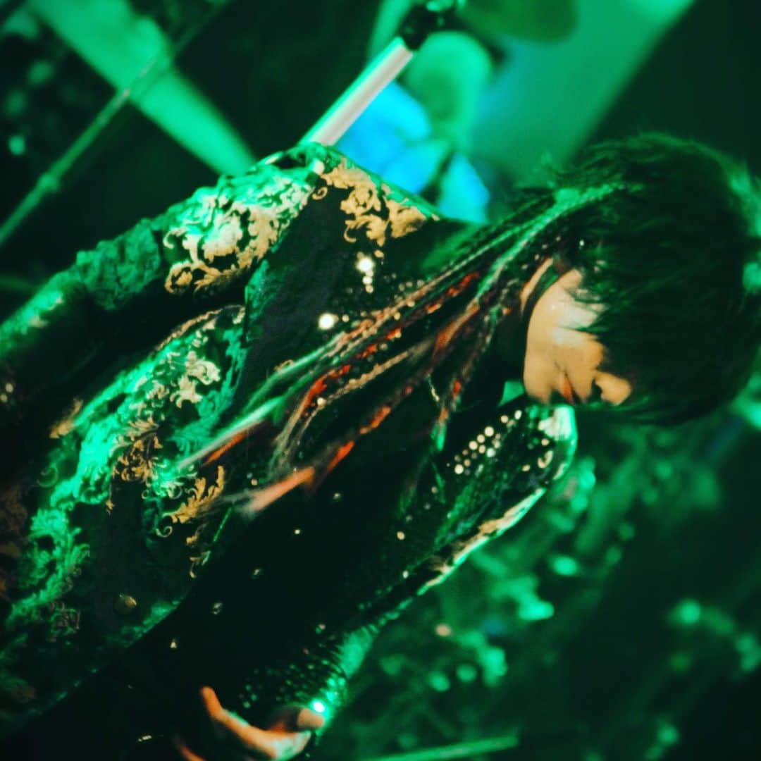 葵さんのインスタグラム写真 - (葵Instagram)「彩冷えるTOUR「辞するモラトリアム」名古屋・博多公演を終え、無事に東京に帰ってきました。 LIVEに参加してくれたみんなありがとう！ MCで何度も伝えたかもしれないけれど9年ぶりの全国ツアー。だからこそ、よりみんなとの一体感を大切にしたいと思っています。全部抱きしめてあげるから全力でぶつかってきてください😋  2公演を終えて、より良いライブとなるように構成を微調整しました。 名古屋博多は僕考案のセットリストでした！次の岡山からは日替わり楽曲の部分を他のメンバーセレクトによるセットリストになりますのでそちらもお楽しみに。たまにとんでもないレア曲が登場しますよ！笑 ツアーは一旦間が空きますがその間も彩冷えるとしてやることがあるのでそちらも全力でやってきます。 ありがとう😊まだまだツアーが続くことが嬉しくて楽しみで仕方ないです！  #彩冷える #ayabie #辞するモラトリアム #全国ツアー #名古屋 #博多」9月9日 23時39分 - aoi_official0401
