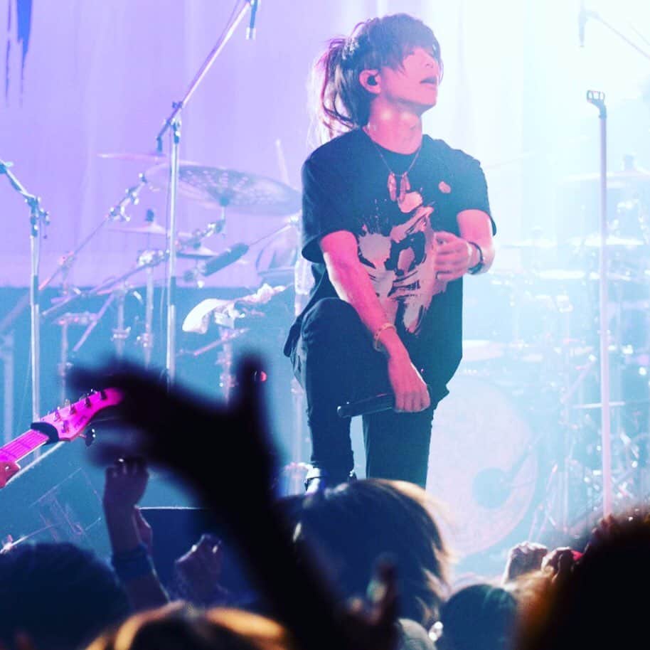 葵さんのインスタグラム写真 - (葵Instagram)「彩冷えるTOUR「辞するモラトリアム」名古屋・博多公演を終え、無事に東京に帰ってきました。 LIVEに参加してくれたみんなありがとう！ MCで何度も伝えたかもしれないけれど9年ぶりの全国ツアー。だからこそ、よりみんなとの一体感を大切にしたいと思っています。全部抱きしめてあげるから全力でぶつかってきてください😋  2公演を終えて、より良いライブとなるように構成を微調整しました。 名古屋博多は僕考案のセットリストでした！次の岡山からは日替わり楽曲の部分を他のメンバーセレクトによるセットリストになりますのでそちらもお楽しみに。たまにとんでもないレア曲が登場しますよ！笑 ツアーは一旦間が空きますがその間も彩冷えるとしてやることがあるのでそちらも全力でやってきます。 ありがとう😊まだまだツアーが続くことが嬉しくて楽しみで仕方ないです！  #彩冷える #ayabie #辞するモラトリアム #全国ツアー #名古屋 #博多」9月9日 23時39分 - aoi_official0401