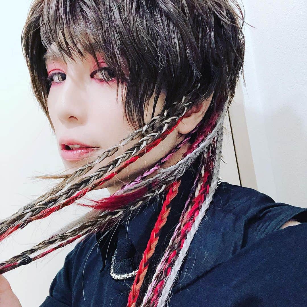 葵さんのインスタグラム写真 - (葵Instagram)「彩冷えるTOUR「辞するモラトリアム」名古屋・博多公演を終え、無事に東京に帰ってきました。 LIVEに参加してくれたみんなありがとう！ MCで何度も伝えたかもしれないけれど9年ぶりの全国ツアー。だからこそ、よりみんなとの一体感を大切にしたいと思っています。全部抱きしめてあげるから全力でぶつかってきてください😋  2公演を終えて、より良いライブとなるように構成を微調整しました。 名古屋博多は僕考案のセットリストでした！次の岡山からは日替わり楽曲の部分を他のメンバーセレクトによるセットリストになりますのでそちらもお楽しみに。たまにとんでもないレア曲が登場しますよ！笑 ツアーは一旦間が空きますがその間も彩冷えるとしてやることがあるのでそちらも全力でやってきます。 ありがとう😊まだまだツアーが続くことが嬉しくて楽しみで仕方ないです！  #彩冷える #ayabie #辞するモラトリアム #全国ツアー #名古屋 #博多」9月9日 23時39分 - aoi_official0401