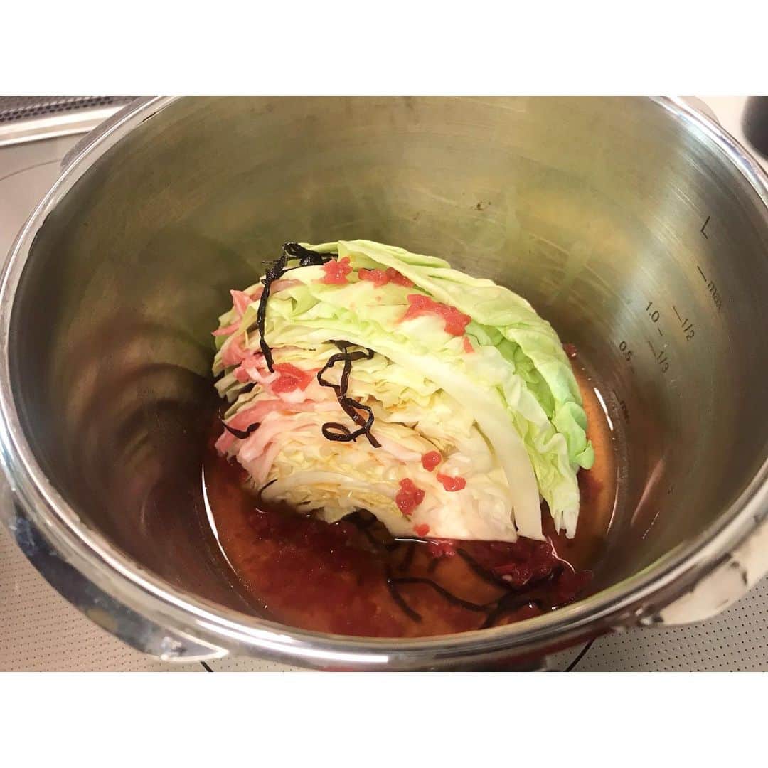 吉竹史さんのインスタグラム写真 - (吉竹史Instagram)「野菜とってなかったな〜と思い、大量の野菜料理でビタミンやミネラルを摂取しよう、の夜。  圧力鍋あるから煮物系は楽〜😀 カボチャの煮物、ほうれん草とキクラゲの和え物、モズクの野菜スープ、キャベツの間に豚肉を挟んで梅と昆布で煮たもの、アボカドとトマトのサラダ、ゴマだれの豆腐。あとは炊き込みご飯で終わり。  ヒジキも作りたかったな🤔 あとは焼き魚もあれば良かったなー🤔  ご飯作ってたら仕事終わりの仲良しのお姉さんがビール買って遊びに来てくれて、ご飯食べてくれた☺️ 楽しい夜😊  #吉竹さんちのゴハン #圧力鍋料理 #ちょこちょこごはん #メインが無い晩ごはん😂 #スポーツ栄養アドバイザー」9月9日 23時44分 - fumi_yoshitake