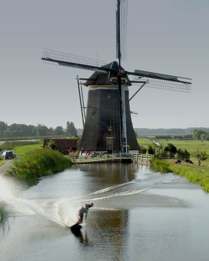 レッドブルのインスタグラム：「what happens when 5 epic wakeboarders take to The Netherlands? ⬆️ 🏄‍♂️ . @massipiffa @domhernler @felixgeorgii @maxvanhelvoort @samdehaan #redbull #wakeboarding #holland #thenetherlands #wakeboard #watersports #wake」