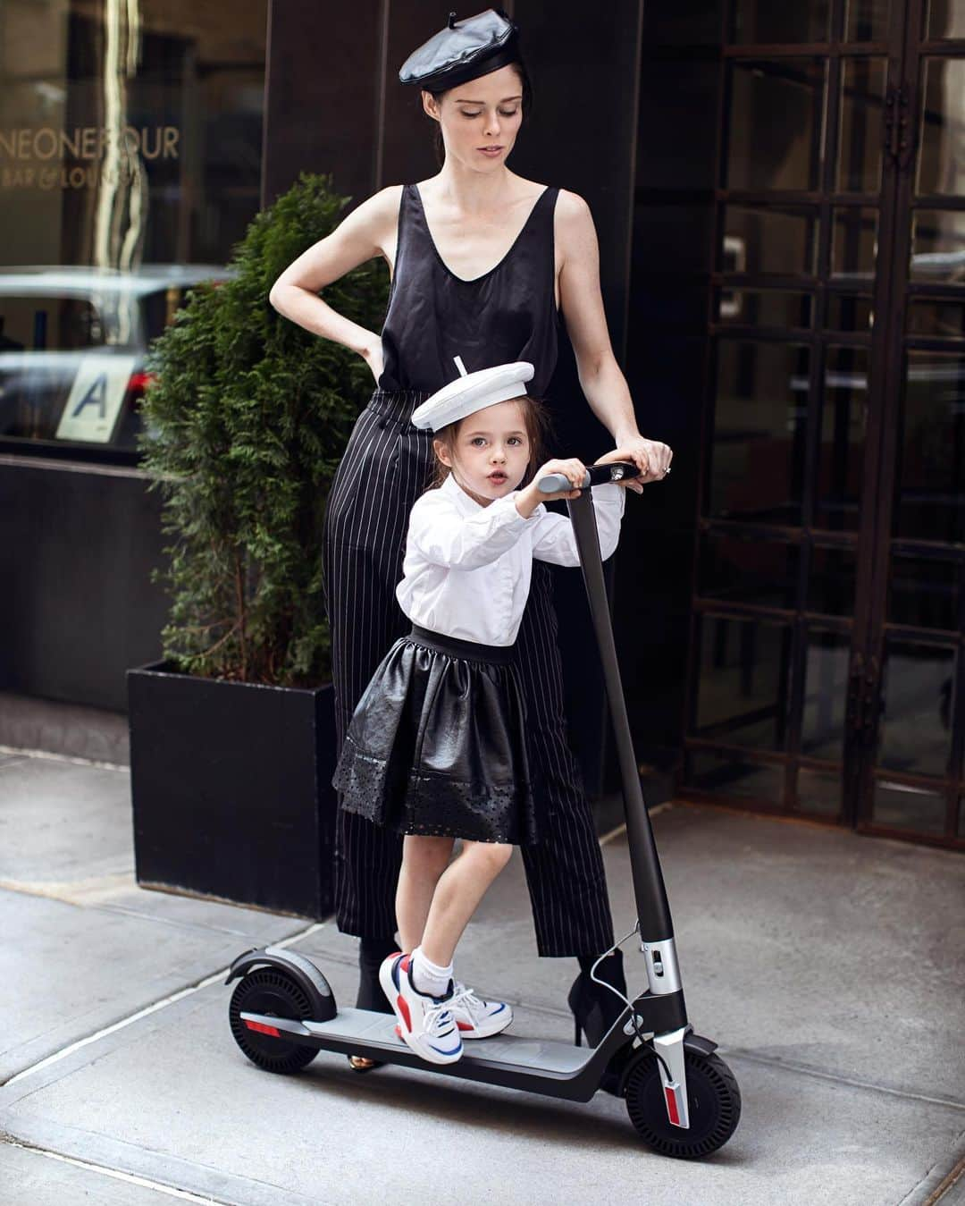 ココ・ロシャさんのインスタグラム写真 - (ココ・ロシャInstagram)「Got a chic new toy for #NYFW - @unagi.scooters.us - and yes @ioniconran, this is MY toy! Thanks to @marmaranyc for being ok with me wheeling myself in and out of the lobby all day. 📸 @natashaharri」9月9日 23時54分 - cocorocha