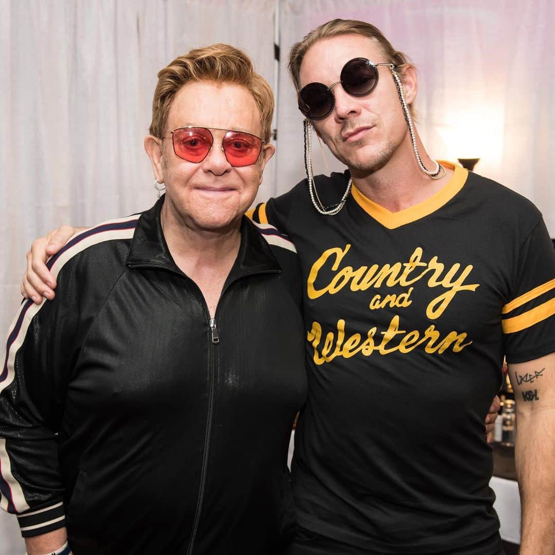 エルトン・ジョンさんのインスタグラム写真 - (エルトン・ジョンInstagram)「Great to see @diplo in Vegas over the weekend. Looking forward to working with you 🚀 #EltonFarewellTour #tourdiary 📷: @bengibsonphoto」9月9日 23時55分 - eltonjohn