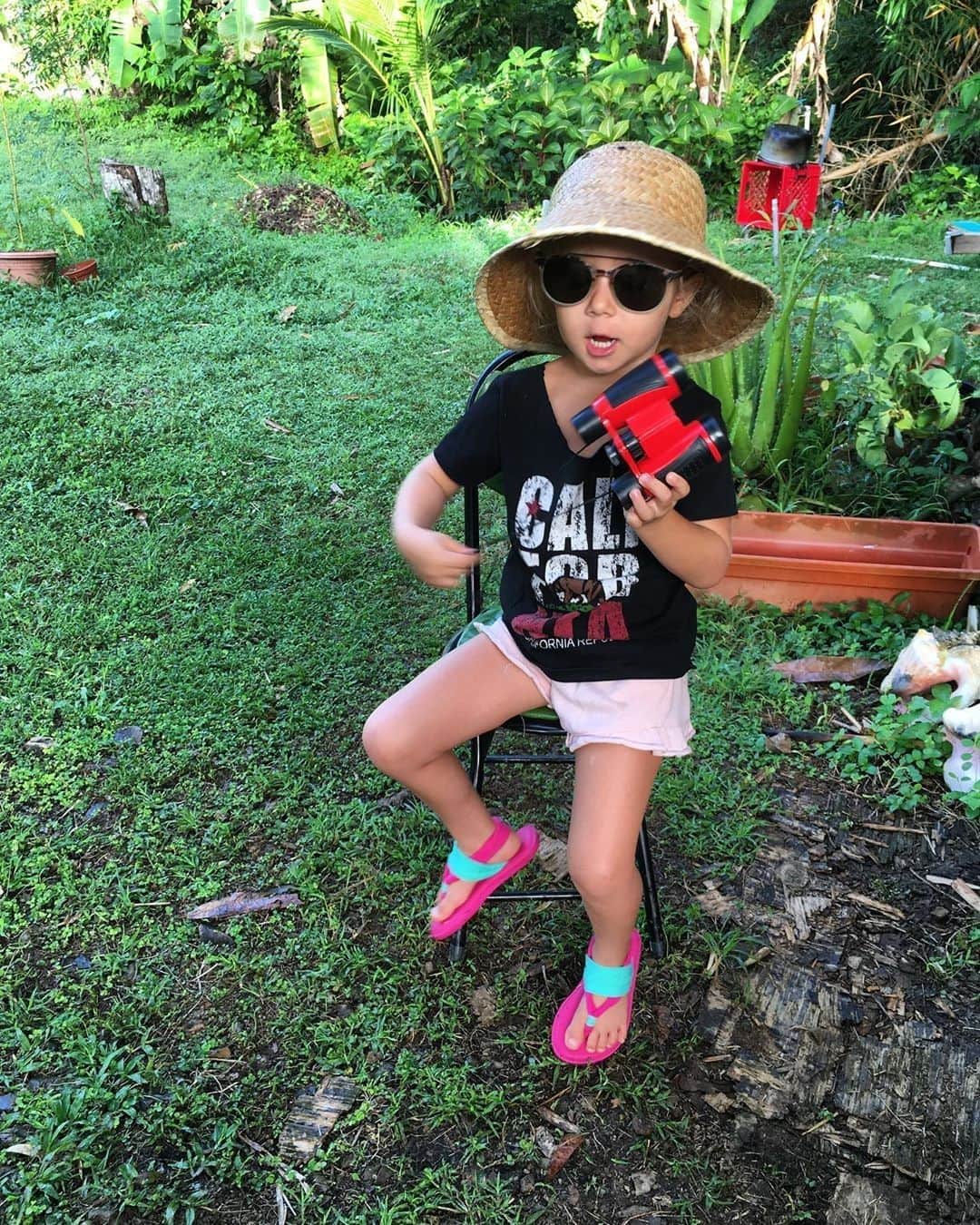 のインスタグラム：「Who else is ready to hunt for unicorns?🦄 #SanukKids #Sanuk #SmilePassItOn (📷 @amymurphree)」
