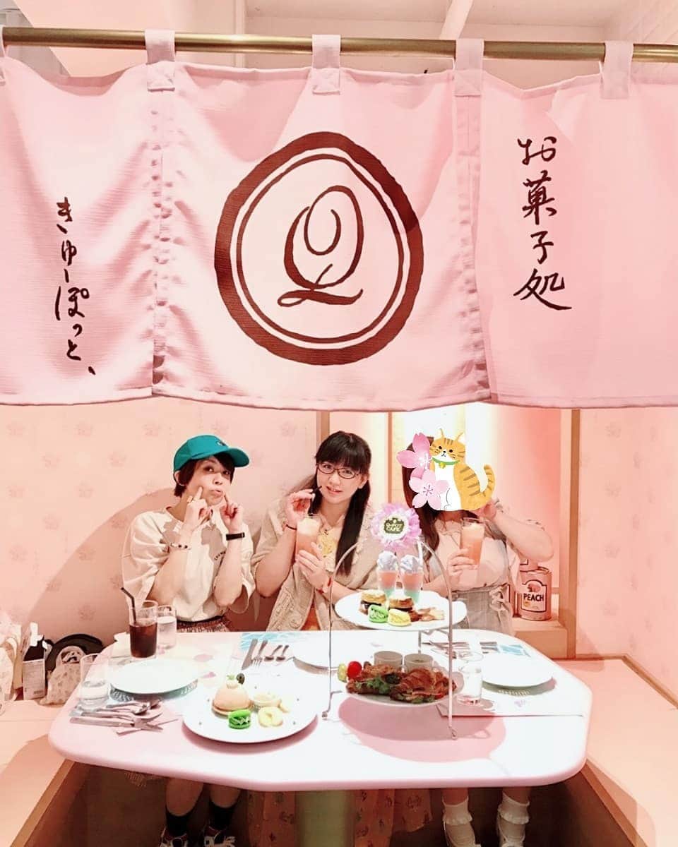 のインスタグラム：「2019.9 #憧れの桜の席で。。。♡ #仲良し３人で楽しいお茶会 #夏祭りのお疲れ様会 #ふしだりほ　ちゃん #ふっしー♡ #マネージャーさん #ゆんなちゃん♡ #キューポット #キューポットカフェ #大好きなお店 #さくにゃんと夏祭り2019 #声優 #さくらClub #にゃんスタグラム #野川さくら #さくにゃん #野川さくらのチョコレートたいむ #野川さくらのチョコレートたいむ第30回目」