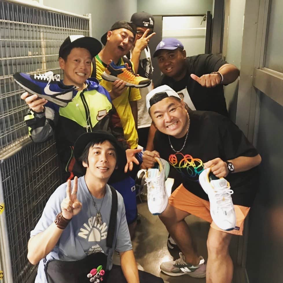 アントニーのインスタグラム：「久しぶりのスニーカー同好会👟  #👟 #90分あっという間のトークライブ #まさかの立ち見の方もいるぐらい #お客さん来てくれた #感謝 #スニーカー合コンという企画最高 #ランダムで女性からスニーカーをお借りして #そのスニーカーだけでどんな女性かを予想していくと言う #新感覚スニーカーゲーム #なんのスニーカーか言いづらいですが #このスニーカー履いてる女性は男に求められたら断れない保育士ですとか勝手な事言ってすいません #あとaj1は男の影響だとか履きジワの数だけキスしてるとか言ってすいません #ただ凄く楽しかったです #皆さんありがとう」