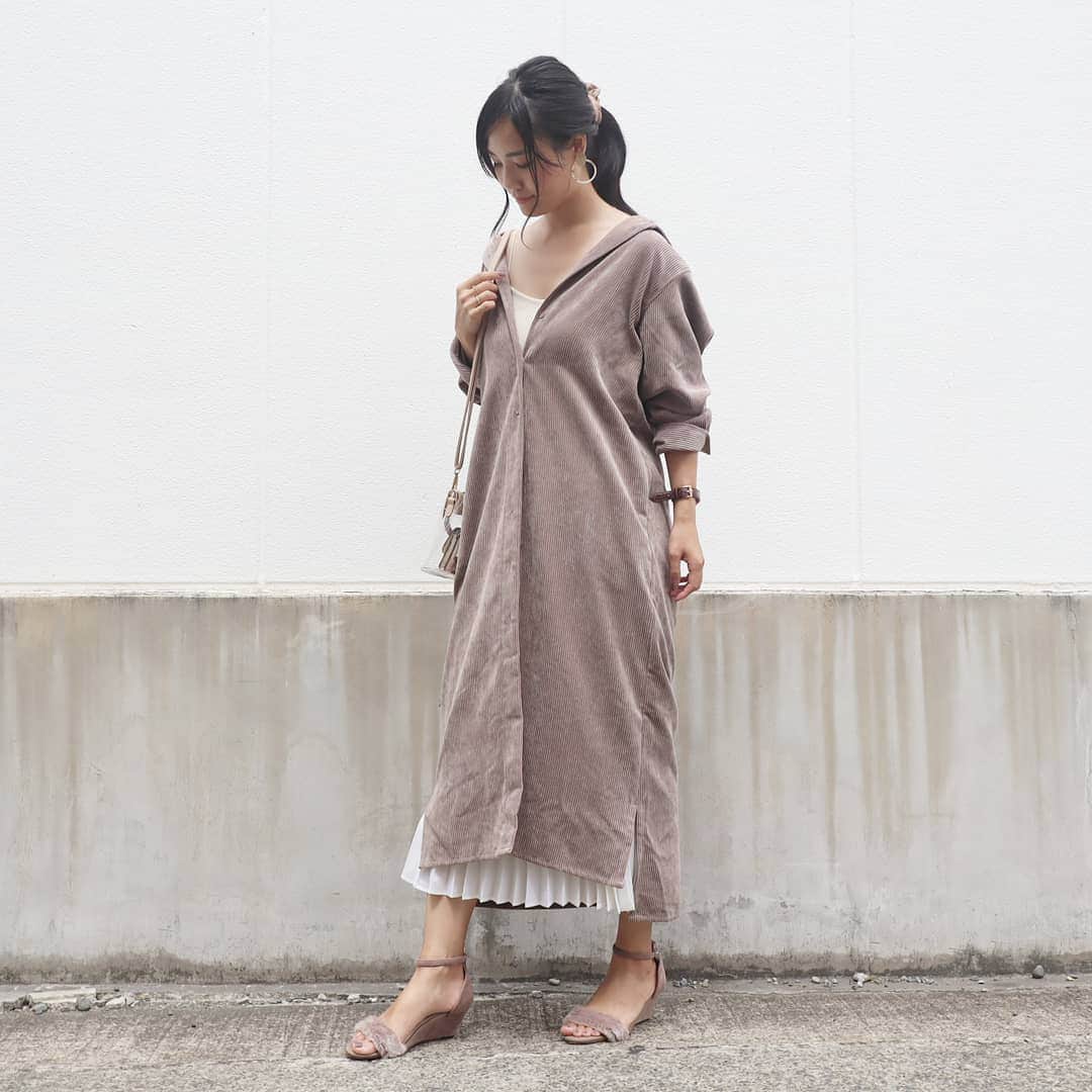 Eri Satoのインスタグラム：「beige×whiteコーデ · @urs_official の #コーデュロイロングシャツワンピース 展示会でオーダーしていたものが届いたよ😍 · ワンピにして裾からプリーツをチラ見せ👀✨ 今度は羽織にしてみようかな！ ちなみにLサイズの、色はグレージュです！ 今季はコーデュロイが豊富だね😋 · 台風大丈夫でしたか😥 幼稚園は1時間遅れで始まり お出かけ予定がキャンセルになり残念😢 · #urs_styling#urs_official#ユアーズ #fashion#ootd#outfit#code#coordinate#style#ファッション#コーディネート#コーデ#プチプラ#プチプラコーデ#ママコーデ#シンプルコーデ#mamagirl#locari#ママファッション #partegram#読者モデル#ママモデル #l4like#カジュアル#お洒落さんと繋がりたい#コーデュロイ#シャツワンピ#秋服#秋ファッション」