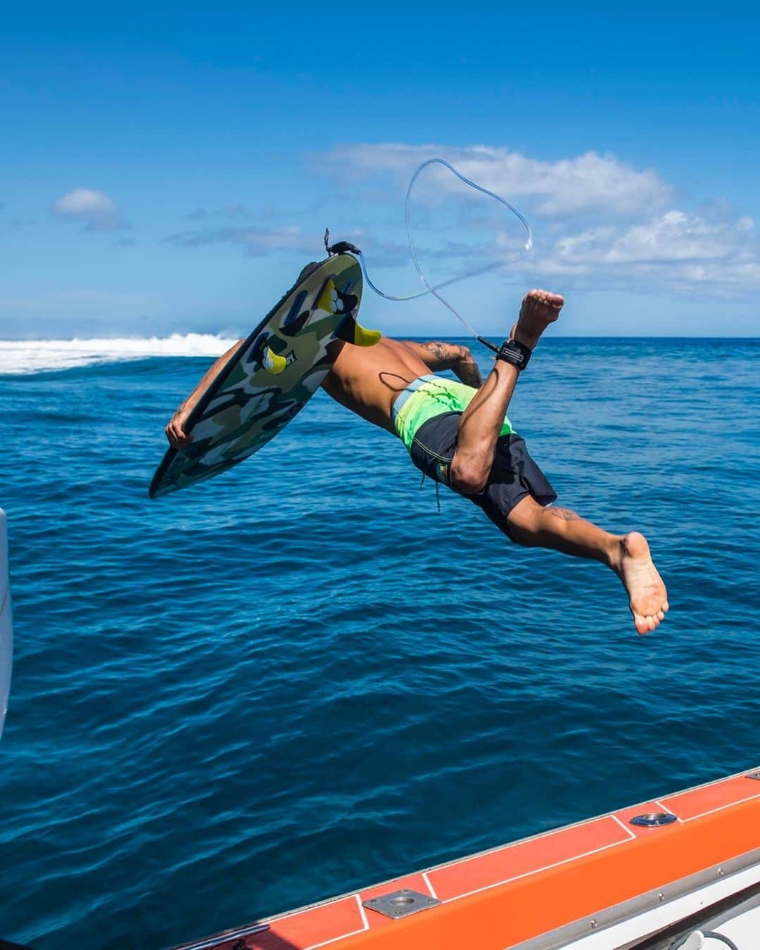 ビラボンさんのインスタグラム写真 - (ビラボンInstagram)「Leap before you leap. ⠀⠀ ⠀⠀ Need some Monday reading material to start your week? We highly recommend you head to our story. ⠀⠀ ⠀⠀ @italoferreira @beach_grit」9月9日 23時57分 - billabong