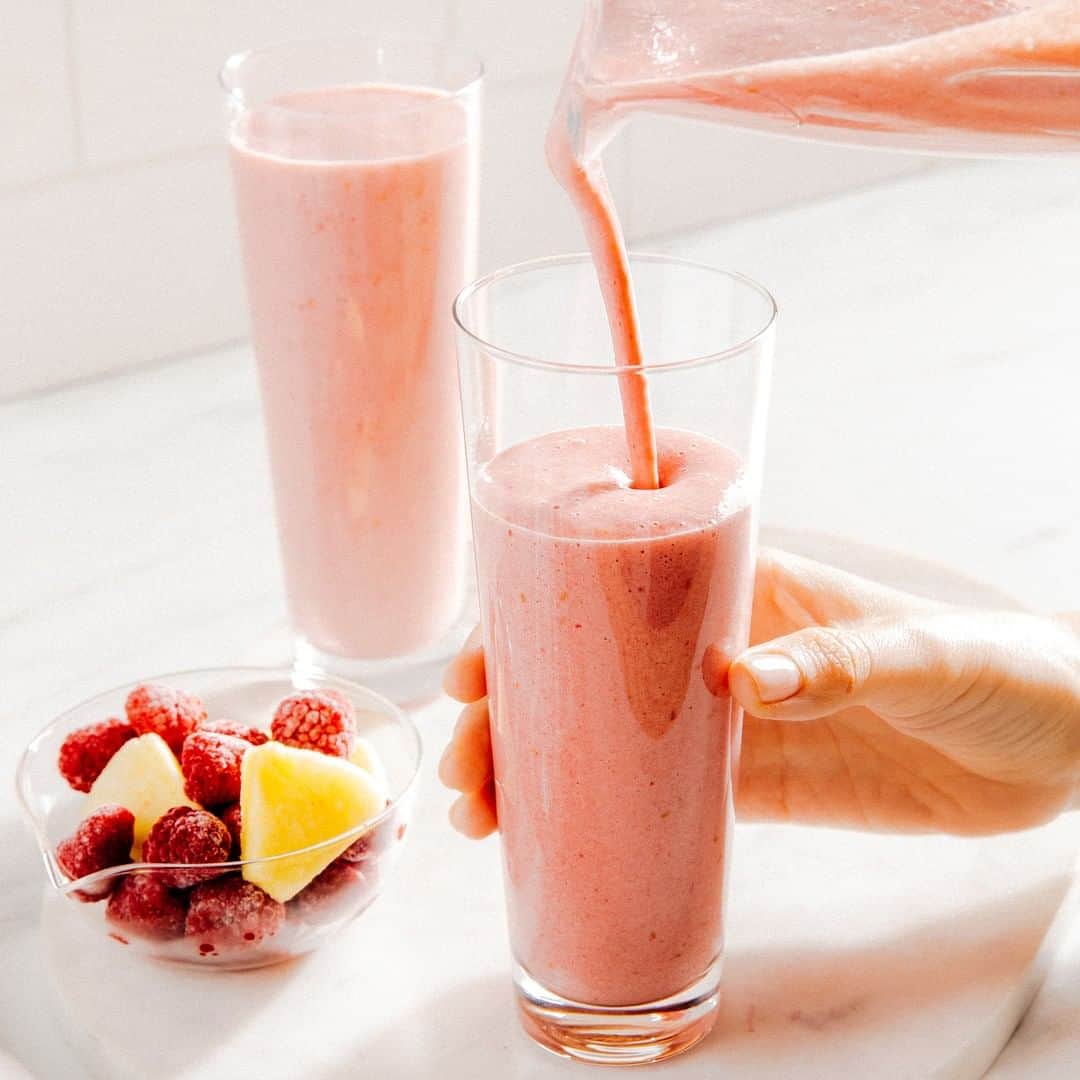 Dole Packaged Foods（ドール）のインスタグラム：「Reach your #smoothiegoals with our Rise n Shine Smoothie. Use our frozen Pineapple Chunks and frozen Raspberries for a mess free and easy to toss together smoothie on those sleepy mornings ⏰ #DoleRecipes」