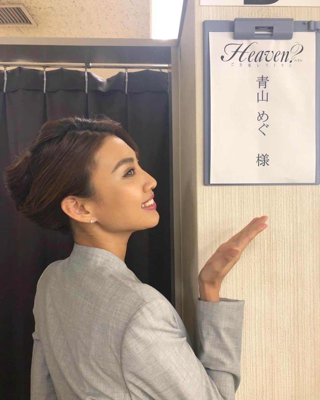 青山めぐさんのインスタグラム写真 - (青山めぐInstagram)「. 本日 22:00〜23:00 放送 TBSテレビ 『Heaven？〜ご苦楽レストラン〜』 に秘書役で出演致します👩🏽‍🏫素敵な夜会巻き…🥺 #TBS #ドラマ #火曜ドラマ #Heaven？ #heavenご苦楽レストラン #石原さとみ さん#秘書 #夜会巻き #スーツ」9月10日 0時01分 - megu_19880928