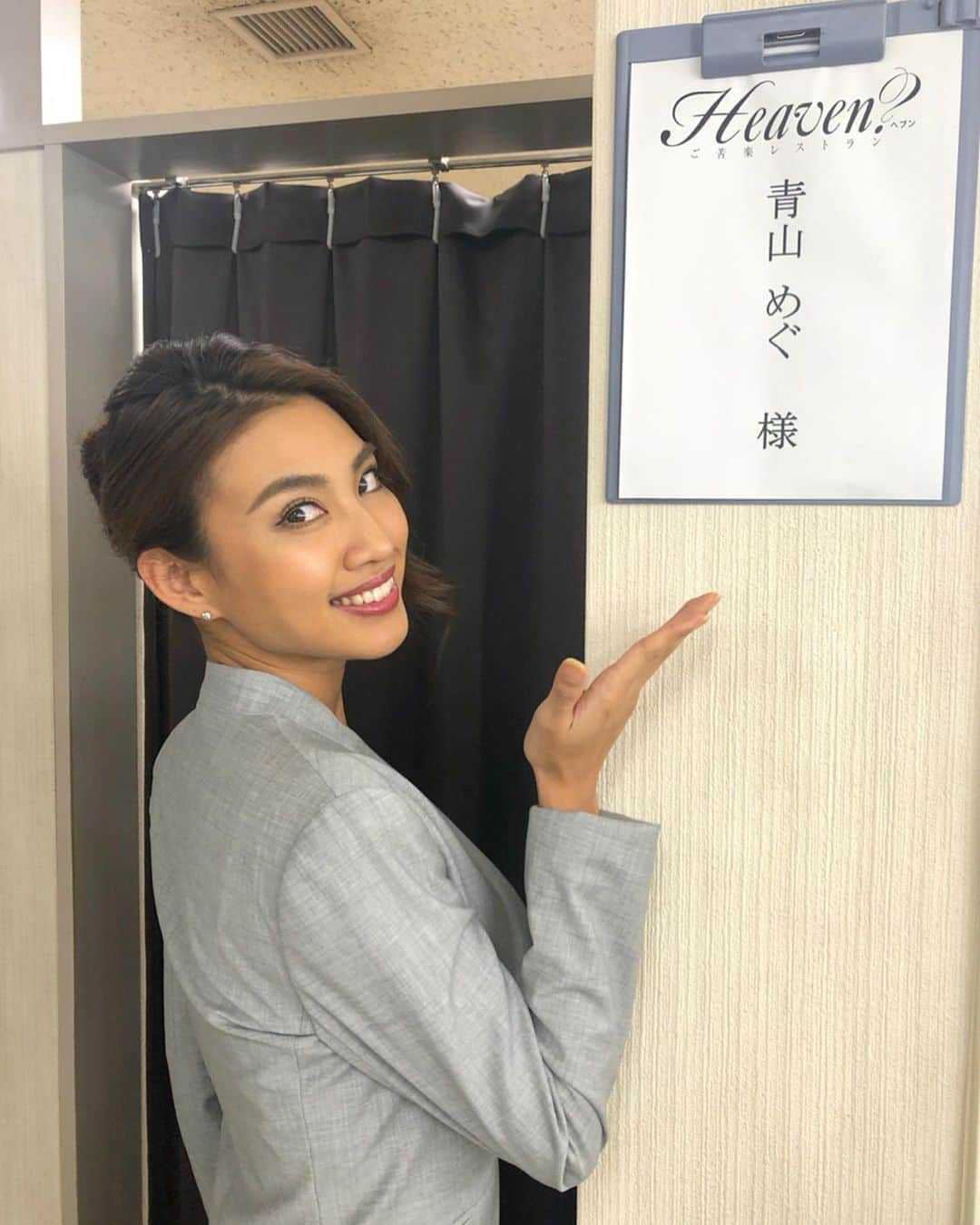 青山めぐさんのインスタグラム写真 - (青山めぐInstagram)「. 本日 22:00〜23:00 放送 TBSテレビ 『Heaven？〜ご苦楽レストラン〜』 に秘書役で出演致します👩🏽‍🏫素敵な夜会巻き…🥺 #TBS #ドラマ #火曜ドラマ #Heaven？ #heavenご苦楽レストラン #石原さとみ さん#秘書 #夜会巻き #スーツ」9月10日 0時01分 - megu_19880928