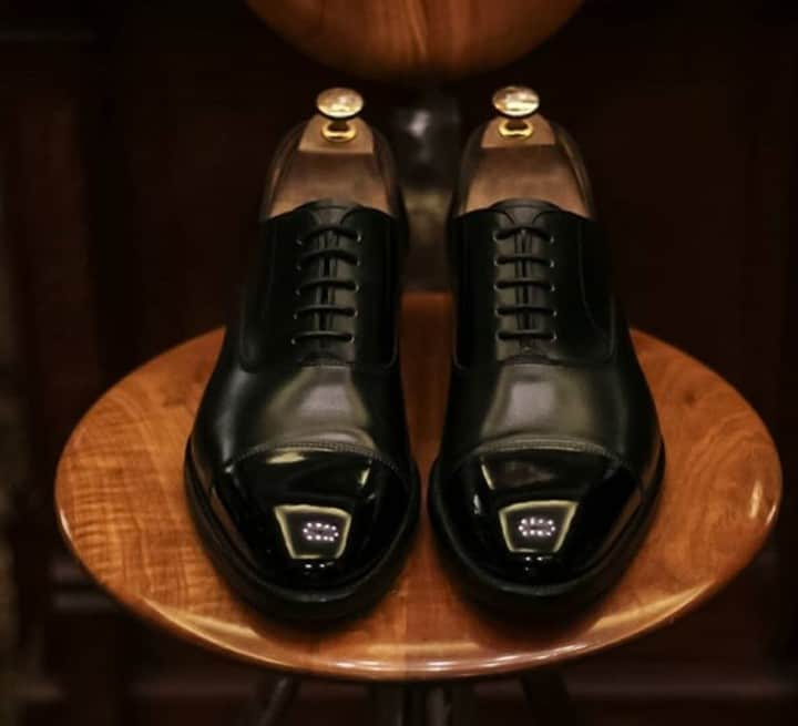 Saphirさんのインスタグラム写真 - (SaphirInstagram)「Black will always be a must when it comes to elegance. We do everything we can to help you make black brighter and even more beautiful! ✨ . Le noir sera toujours un incontournable en terme d'élégance. Et nous faisons tout pour vous permettre de le rendre brillant et toujours plus beau ! ✨ . Photo : @nathakorn_shoeshinebkk . . #SaphirOfficial #Saphir #ShoeShine #ShoeShining #ShoeLovers」9月10日 0時06分 - saphir_official