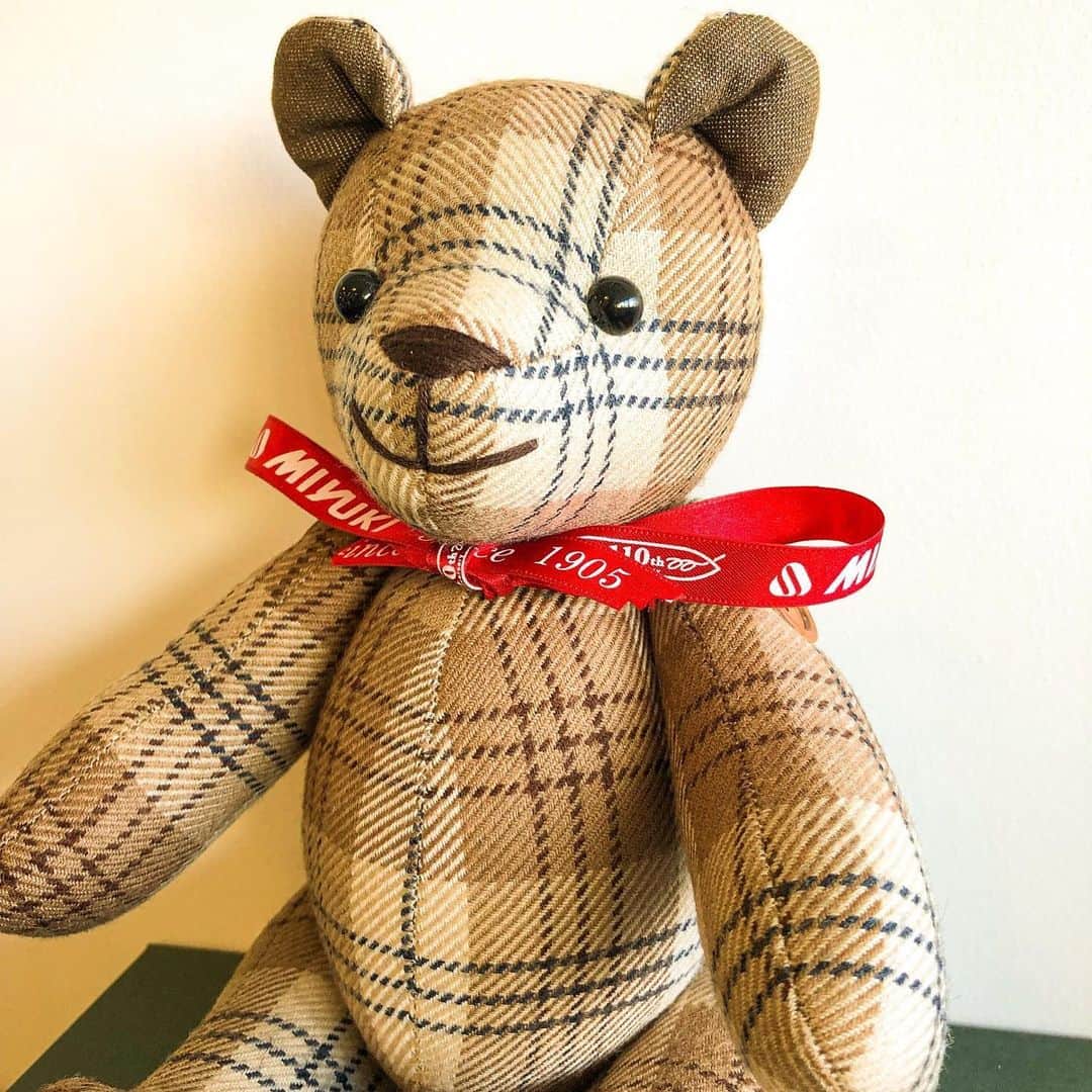 ドーメルさんのインスタグラム写真 - (ドーメルInstagram)「Today is international day of the Teddy Bear…  Say hello to ours ! 🐻 . . . #teddybear #teddybearday #mondaymood #luxurycloth」9月10日 0時13分 - dormeuil1842