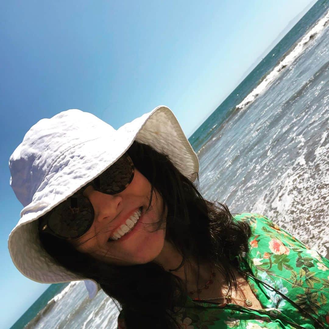 ジュリア・ルイス＝ドレイファスさんのインスタグラム写真 - (ジュリア・ルイス＝ドレイファスInstagram)「#beach #undercover」9月10日 0時17分 - officialjld