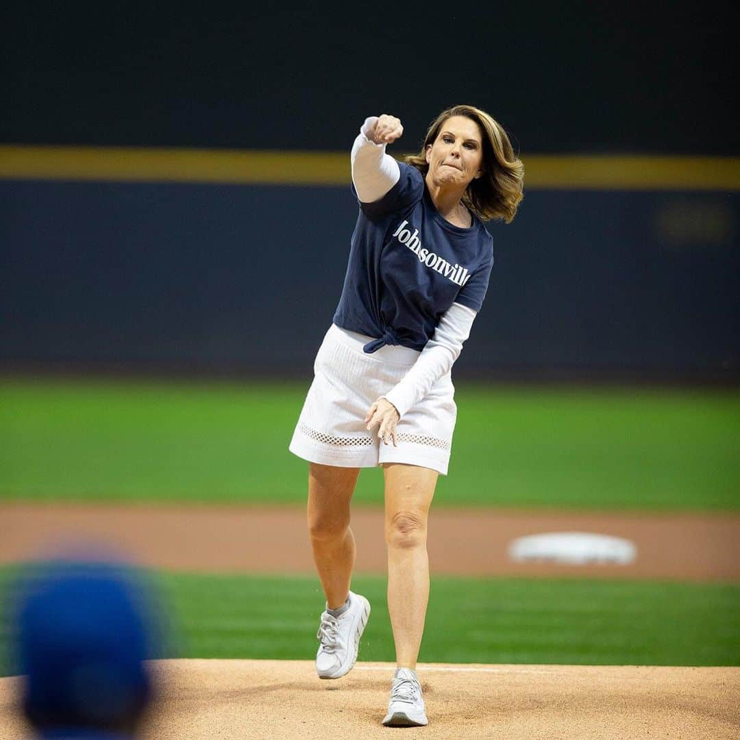 ジョンソンヴィルのインスタグラム：「Getting things started at our summer Member outing this weekend was Johnsonville chairwoman & owner Shelly Stayer, who threw out the #firstpitch prior to a @Brewers game. But not until perfecting her "bicep-bratwurst-bump" move! #MemberMonday」