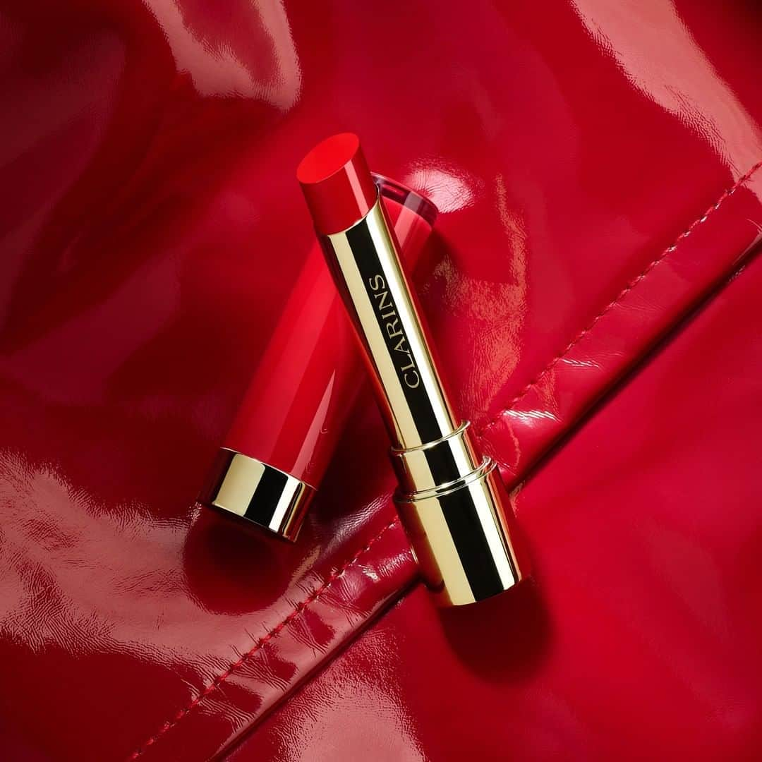 Clarins Franceさんのインスタグラム写真 - (Clarins FranceInstagram)「Le secret de notre Joli Rouge Lacquer ? L’extrait de salicorne bio qui prend soin de vos lèvres pour les laisser douces et hydratées. ​  #clarins #clarinsmakeup #jolirougelacquer #hydrating​ #makeup #lipstick」9月10日 0時30分 - clarinsfr