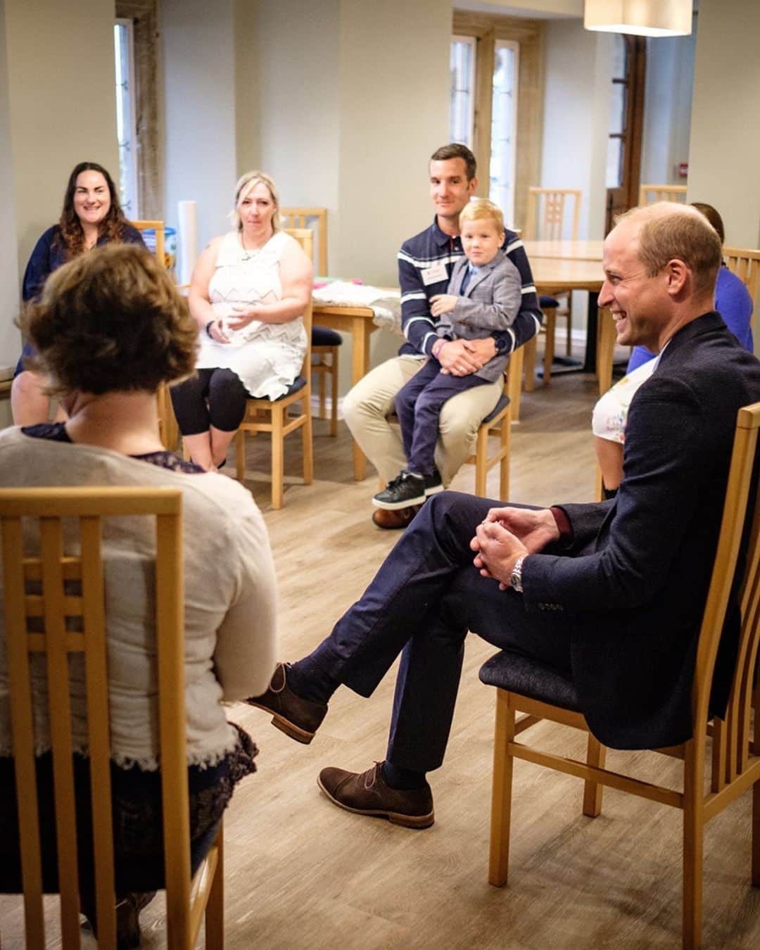 ウィリアム（ケンブリッジ公）さんのインスタグラム写真 - (ウィリアム（ケンブリッジ公）Instagram)「On #999DayUK The Duke of Cambridge visited @TheFirefightersCharity 👨‍🚒 who offer specialist, lifelong support for members of the UK fire services community, empowering individuals to achieve mental, physical and social wellbeing throughout their lives.  At Harcombe House, one of three residential centres run by The Fire Fighters Charity 🚒 The Duke of Cambridge visited the gym to see in action an anti-gravity treadmill, which allows those with lower limb injuries to exercise freely without putting their full weight on their feet, and met families undertaking an Art Therapy session.  The Duke also met families who have been supported by Harcombe House to hear about their experiences, the challenges they have faced and the impact of the support that they have received at the centre — before meeting representatives 👮‍♀👨‍🚒👩‍⚕ from across the emergency services sector.  The Fire Fighters Charity understand the mental, physical and social burdens that can come from being a past or present member of the UK’s dedicated fire services community — and know that everybody is different, that no two injuries are the same and that no two people may be affected in the same way by incidents they experience.  Today @GiveUsAShoutInsta has announced a partnership 🤝 with the emergency services blue light community to provide 24/7 crisis text support to frontline emergency responders across the UK.  Members of frontline emergency service communities, retired or serving, and their families 🇬🇧📱 can text BLUELIGHT to 85258 any time day or night to be connected to a trained and supervised Crisis Volunteer.  The conversation will flow by texting back and forth, sharing only what is comfortable. The Crisis Volunteer will listen without judgement, get them through the moment, help articulate the issue, and empower them to take the next steps. 📷 Kensington Palace」9月10日 0時39分 - princeandprincessofwales