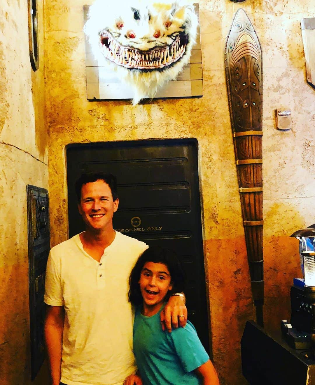 スコット・ウェインガーのインスタグラム：「All smiles as we raise a glass of Blue Milk at Disneyland’s Galaxy’s Edge to celebrate the release of @disneyaladdin on BluRay tomorrow! #disney #aladdin #happiestplaceonearth」