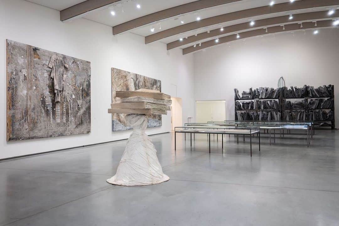 ガゴシアン・ギャラリーさんのインスタグラム写真 - (ガゴシアン・ギャラリーInstagram)「Visit "Anselm Kiefer: Bøker og tresnitt" at Astrup Fearnley Museum in Oslo before it closes this Saturday!  The exhibition aims to point out the various connections Kiefer has with poetry, myths, history, philosophy, and alchemy, through a collection of artist’s books dating from the years 1969 to 2017, along with a selection of his woodcuts. Find out more via the link in our bio.  __________ #AnselmKiefer #AstrupFearnley #Gagosian @astrupfearnley Installation views, "Anselm Kiefer: Bøker og tresnitt," Astrup Fearnley Museum, Oslo, May 29–September 14, 2019. Artwork © Anselm Kiefer」9月10日 0時44分 - gagosian