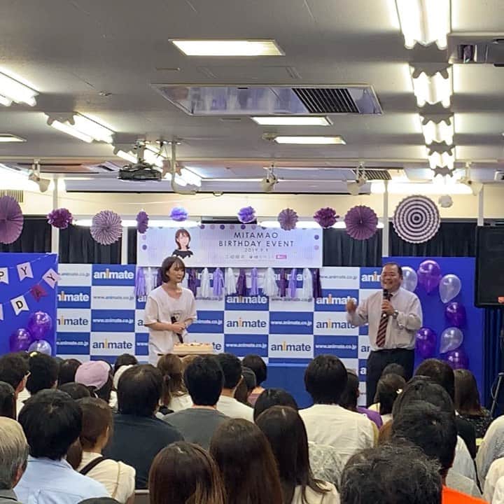 三田麻央のインスタグラム：「男性の方はアニメイト大阪日本橋店の店長、石田様😭 ほんっっとうに店舗全体で愛してくれて… このサプライズ嬉しかったなぁ…」