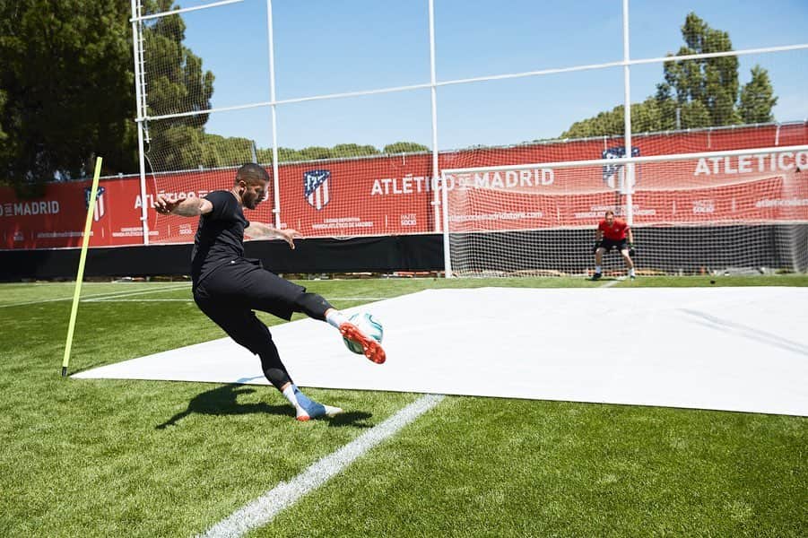 F2Freestylersのインスタグラム：「HAD SO MUCH FUN SHOOTING WITH @atleticodemadrid FOR THE FIFA RATINGS! 🎮⚽️🔥 NEW VIDEO OUT NOW! 🎥 LINK IN BIO 🔗 #FIFARatings #FIFA20 @easportsfifa」