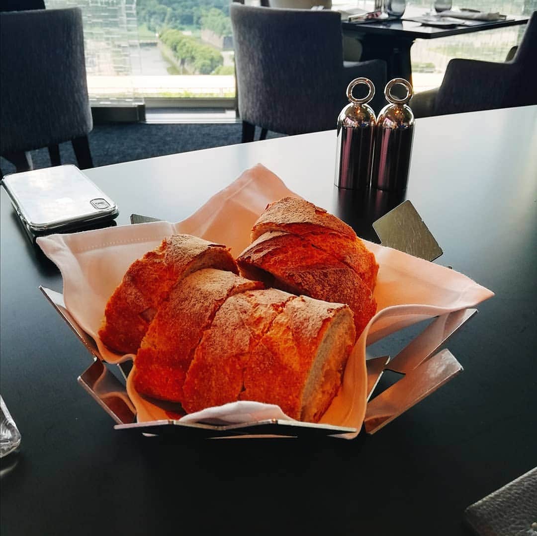 野川さくらさんのインスタグラム写真 - (野川さくらInstagram)「2019.9 #チョコレートたいむのご飯会☆ #すっっっごくステキなお店でランチしました♡ #贅沢な時間。。。 #たのち＆チャーリーと #いつもお世話になりますm(_ _)m #デザートはやっぱり。。。 #チョコレート♡♡ #チョコレート5つの食感で #ガナッシュ！！（笑） #とっても美味しかったです♪ #来年も楽しいことできるといいな☆ #声優 #さくらClub #にゃんスタグラム #野川さくら #さくにゃん #野川さくらのチョコレートたいむ #野川さくらのチョコレートたいむ第30回目」9月10日 0時49分 - sakura_nogawa