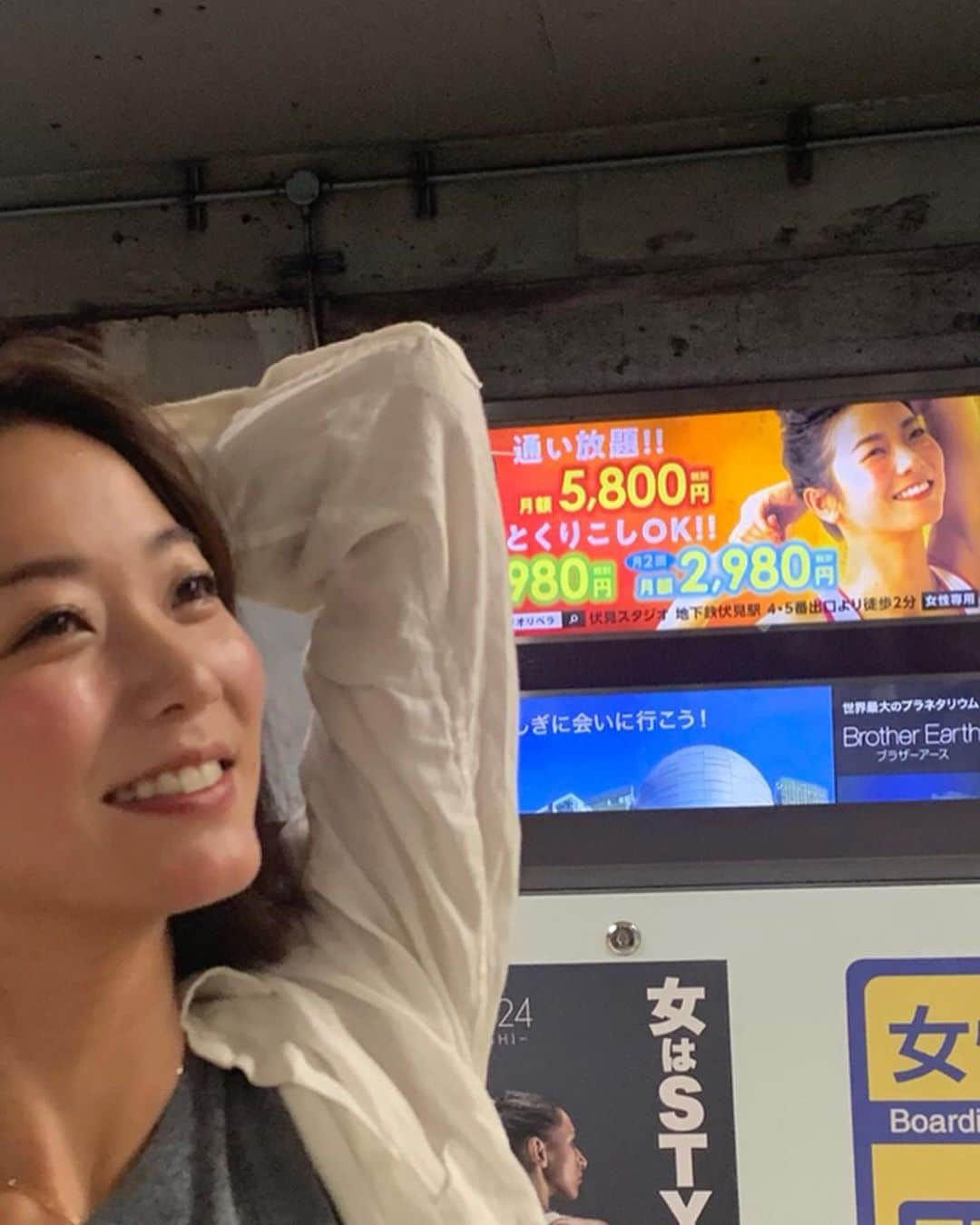 野木久美子さんのインスタグラム写真 - (野木久美子Instagram)「ホームで伸びしてる変な人。  よーく見ると奥のポスターの人。 伏見のホームに貼られてます(^ ^) #スタジオリベラ  #ヨガスタジオ  #ホットヨガ #ヨガ #ホーム #電車待ち  #変な待ち方 #名古屋 #東山線 #伏見 #車内にも貼られてます」9月10日 0時54分 - nogikumigram