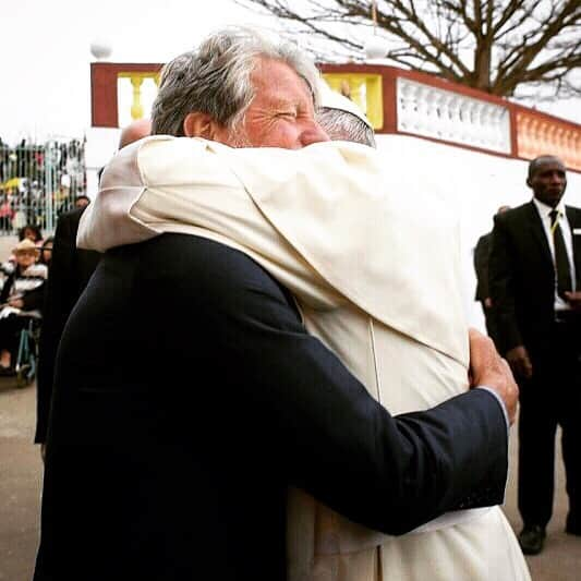 フランシスコ（ローマ教皇）さんのインスタグラム写真 - (フランシスコ（ローマ教皇）Instagram)「EN: Akamasoa, "City of Friendship", is the expression of the God’s presence God who decided to live and remain always in the midst of His people. Seeing these radiant faces, I give thanks to the Lord who has heard the cry of the poor. #Apostolic Journey #Madagascar  PT: Akamasoa, "Cidade da Amizade" é a expressão da presença de Deus que decidiu viver e permanecer sempre no meio do seu povo. Vendo estes rostos radiantes, dou graças ao Senhor que escutou o grito dos pobres. #ViagemApostólica #Madagascar  ES: Akamasoa, “Ciudad de la amistad”, es la expresión de la presencia de Dios que decidió vivir y permanecer siempre en medio de su pueblo. Al ver estos rostros radiantes, doy gracias al Señor que ha escuchado el clamor de los pobres. #ViajeApostólico #Madagascar  IT: Akamasoa, “Città dell’amicizia” è l’espressione della presenza di Dio che ha deciso di vivere e rimanere sempre in mezzo al suo popolo. Vedendo questi volti radiosi, rendo grazie al Signore che ha ascoltato il grido dei poveri. #ViaggioApostolico #Madagascar  FR: Akamasoa, "Ville de l'amitié" est l'expression de la présence de Dieu qui a décidé de vivre et de rester toujours au milieu de son peuple. En voyant ces visages rayonnants, je rends grâce au Seigneur qui a écouté le cri des pauvres. #VoyageApostolique #Madagascar  DE: Akamasoa, “Stadt der Freundschaft” macht die Gegenwart Gottes deutlich, der stets inmitten seines Volkes leben will. Vor diesen strahlenden Gesichtern sage ich Gott Dank, dass er das Schreien der Armen gehört hat. #ApostolischeReise #Madagaskar  PL: Akamasoa, “Miasto przyjaźni” jest wyrazem obecności Boga, który zdecydował się żyć i pozostać zawsze pośród swojego ludu. Widząc te rozpromienione twarze, dziękuję Panu, że wysłuchał wołania ubogich. #PodróżApostolska #Madagaskar」9月10日 1時01分 - franciscus