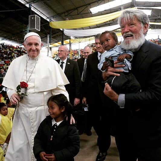 フランシスコ（ローマ教皇）さんのインスタグラム写真 - (フランシスコ（ローマ教皇）Instagram)「EN: Akamasoa, "City of Friendship", is the expression of the God’s presence God who decided to live and remain always in the midst of His people. Seeing these radiant faces, I give thanks to the Lord who has heard the cry of the poor. #Apostolic Journey #Madagascar  PT: Akamasoa, "Cidade da Amizade" é a expressão da presença de Deus que decidiu viver e permanecer sempre no meio do seu povo. Vendo estes rostos radiantes, dou graças ao Senhor que escutou o grito dos pobres. #ViagemApostólica #Madagascar  ES: Akamasoa, “Ciudad de la amistad”, es la expresión de la presencia de Dios que decidió vivir y permanecer siempre en medio de su pueblo. Al ver estos rostros radiantes, doy gracias al Señor que ha escuchado el clamor de los pobres. #ViajeApostólico #Madagascar  IT: Akamasoa, “Città dell’amicizia” è l’espressione della presenza di Dio che ha deciso di vivere e rimanere sempre in mezzo al suo popolo. Vedendo questi volti radiosi, rendo grazie al Signore che ha ascoltato il grido dei poveri. #ViaggioApostolico #Madagascar  FR: Akamasoa, "Ville de l'amitié" est l'expression de la présence de Dieu qui a décidé de vivre et de rester toujours au milieu de son peuple. En voyant ces visages rayonnants, je rends grâce au Seigneur qui a écouté le cri des pauvres. #VoyageApostolique #Madagascar  DE: Akamasoa, “Stadt der Freundschaft” macht die Gegenwart Gottes deutlich, der stets inmitten seines Volkes leben will. Vor diesen strahlenden Gesichtern sage ich Gott Dank, dass er das Schreien der Armen gehört hat. #ApostolischeReise #Madagaskar  PL: Akamasoa, “Miasto przyjaźni” jest wyrazem obecności Boga, który zdecydował się żyć i pozostać zawsze pośród swojego ludu. Widząc te rozpromienione twarze, dziękuję Panu, że wysłuchał wołania ubogich. #PodróżApostolska #Madagaskar」9月10日 1時01分 - franciscus